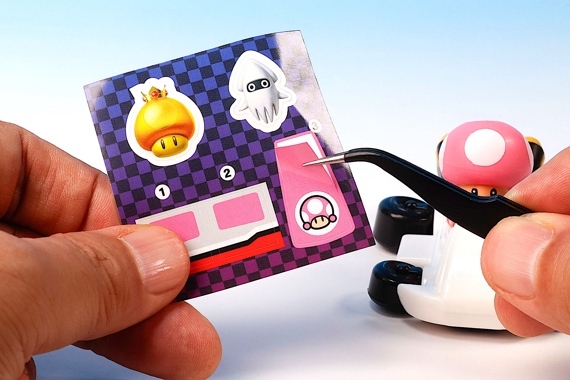 車両のカラーの一部はシールで再現したものだ