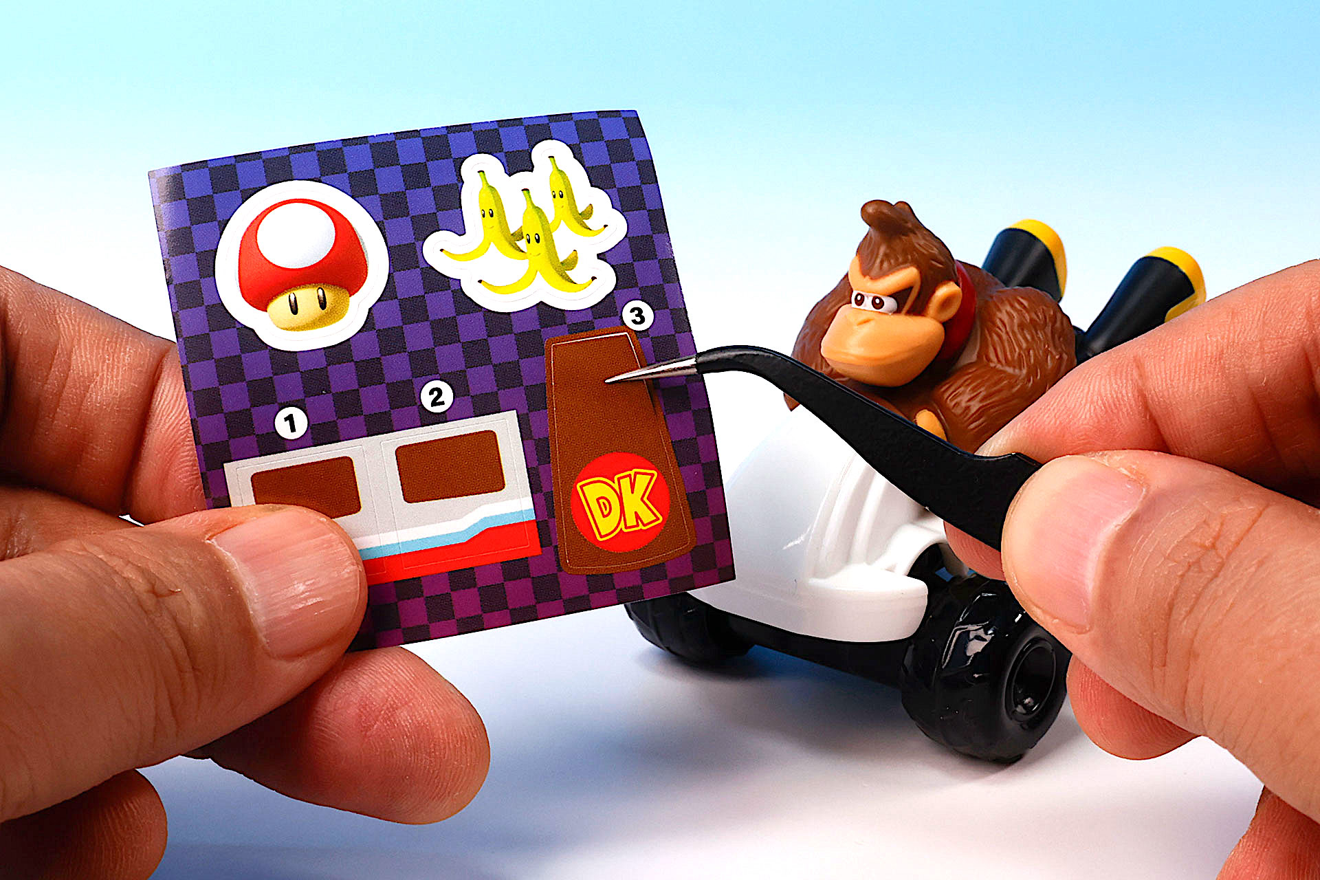 おもちゃで遊ぶ前にシールを貼ろう