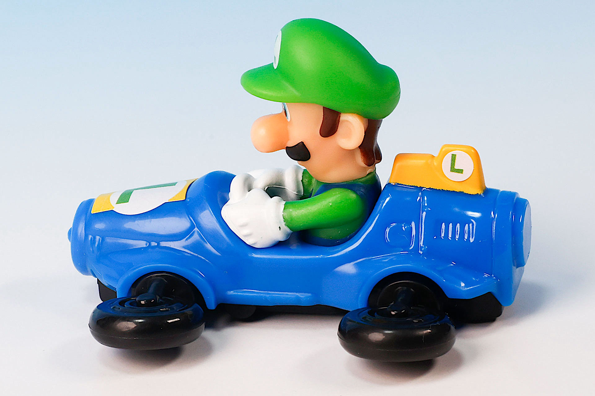 「L」マークのシールも結構目立つ