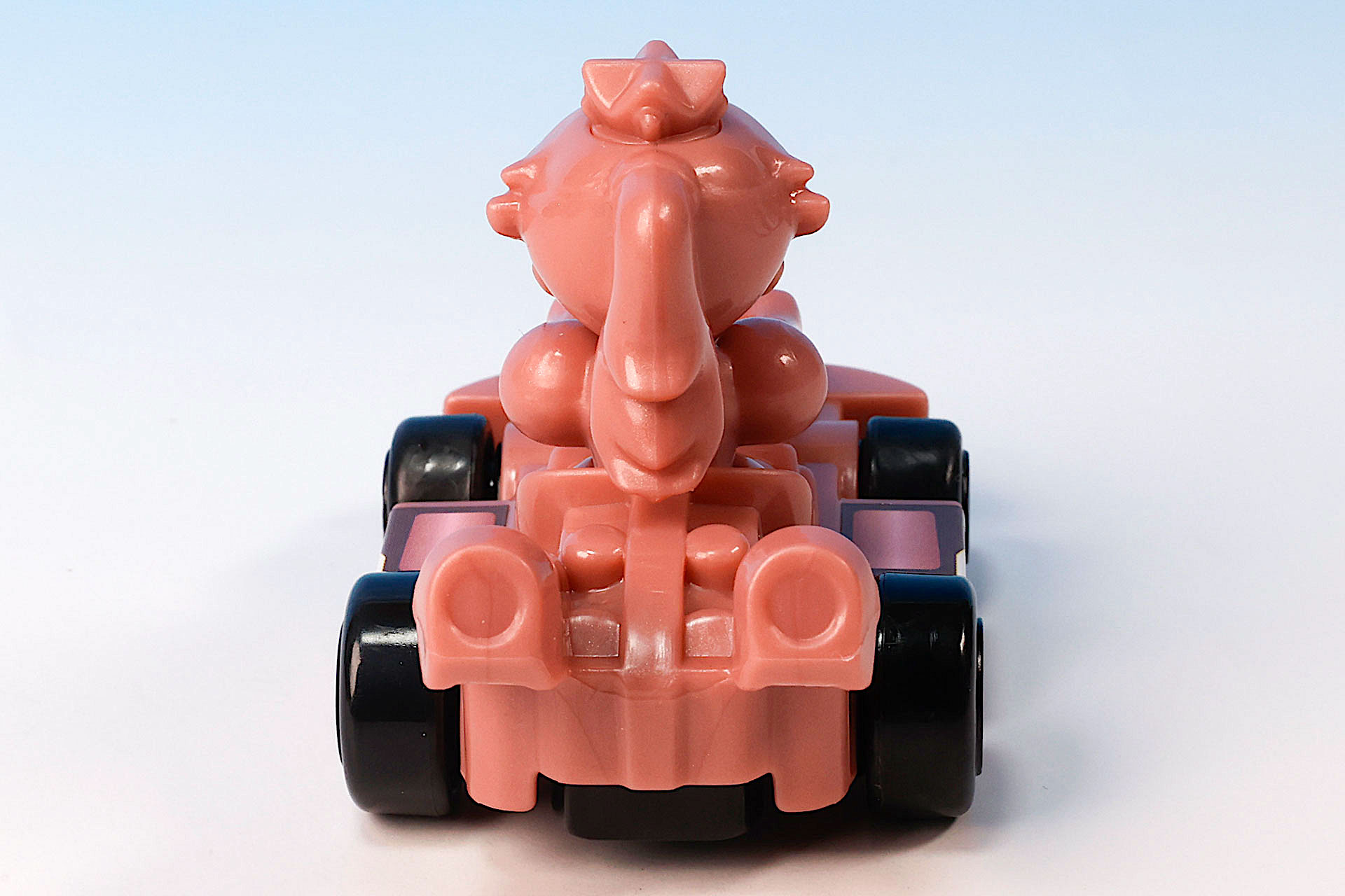 タイヤ以外はピンクゴールドに染められている