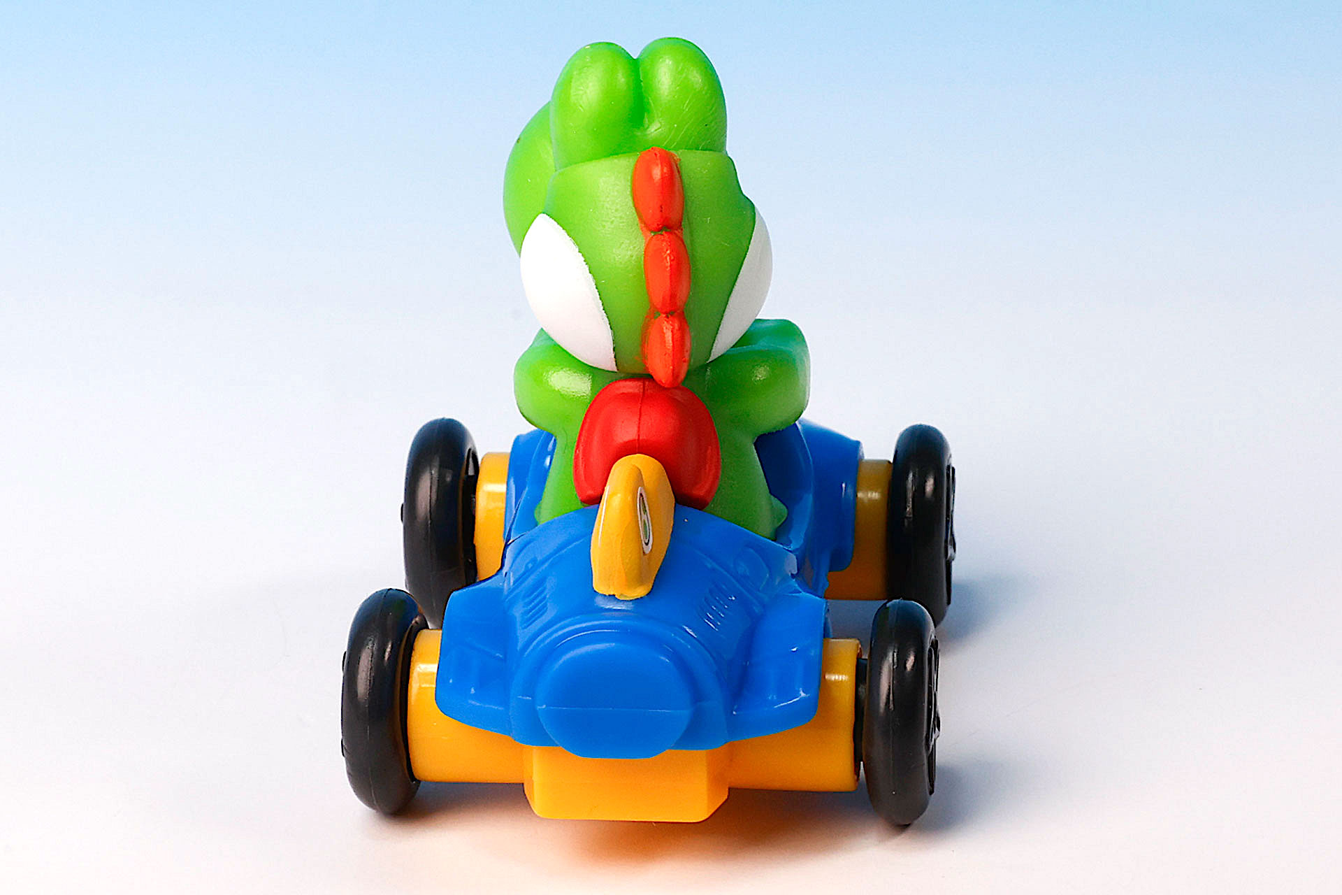 ヨッシーは背びれの色も再現されている