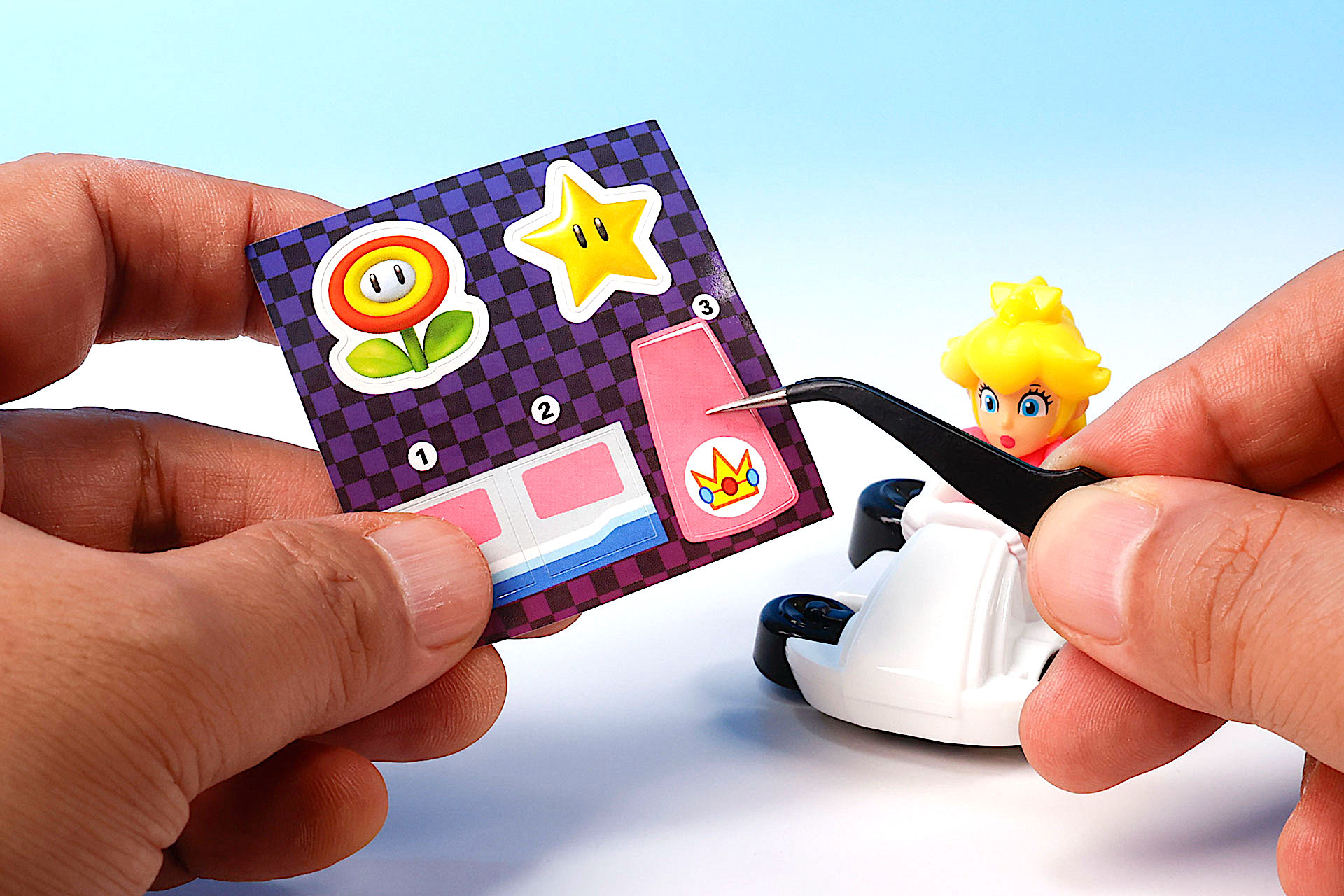 ピンセットなどを使うと貼りやすい