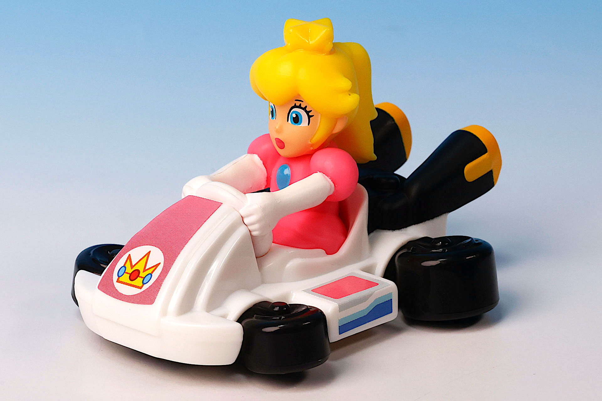 ピンク色の衣装がよく似合っている