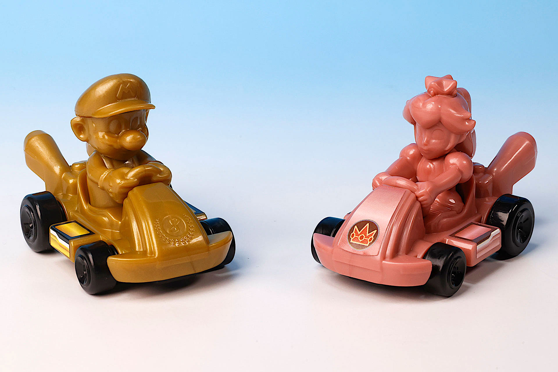 「ゴールドマリオ」や「ピンクゴールドピーチ」といった特別なカラーリングの車両も登場