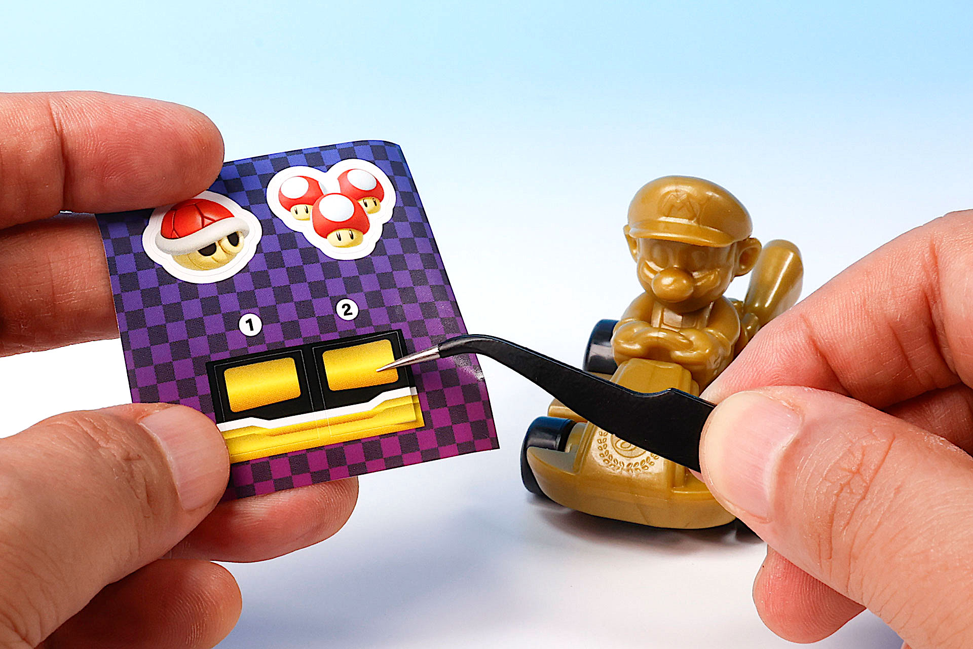 シールを貼る場所はサイド・ポンツーンの2カ所のみだ