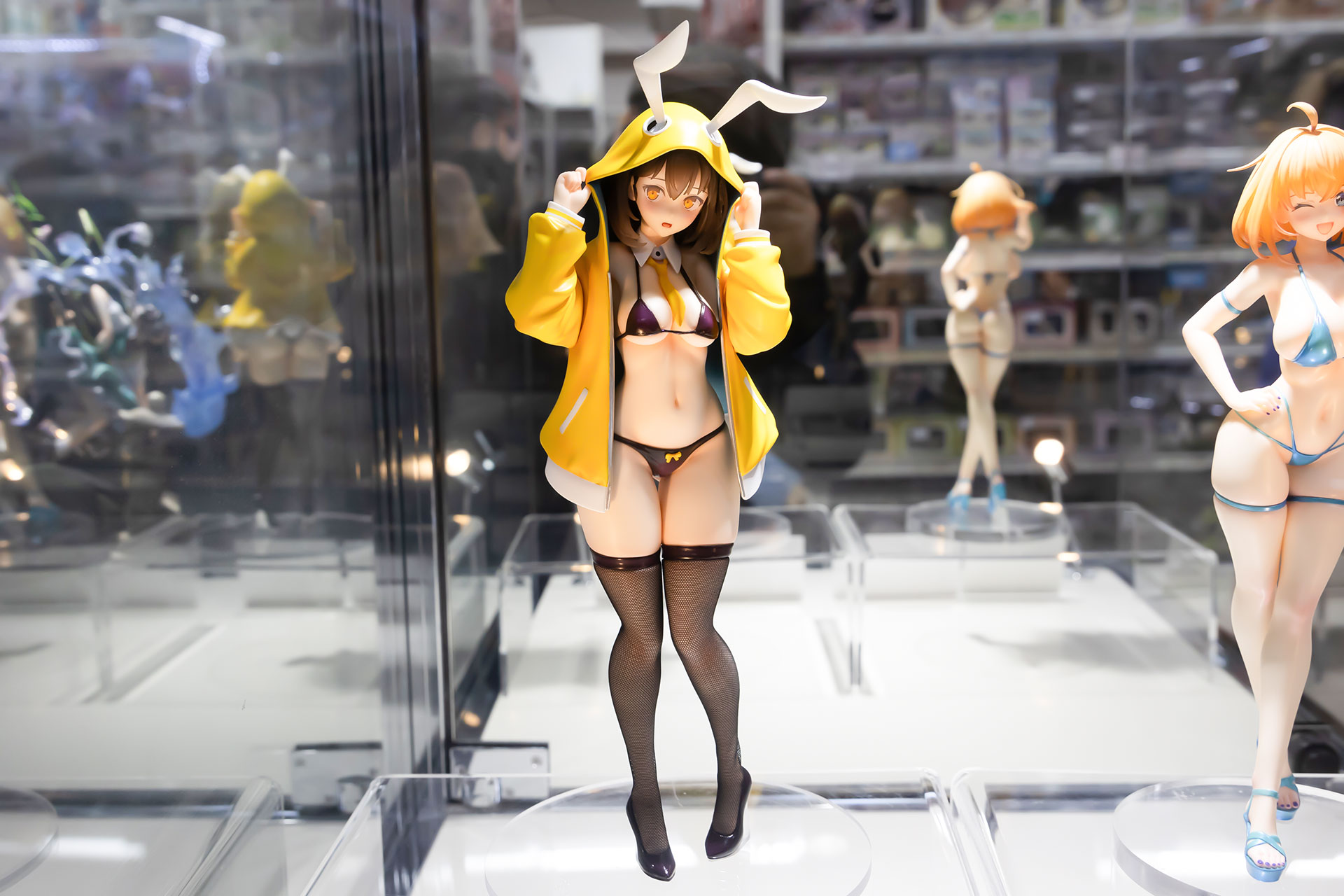 フィギュアの素材はPVCとABS、鉄で、うさ耳部分を含む全高は約290mmだ