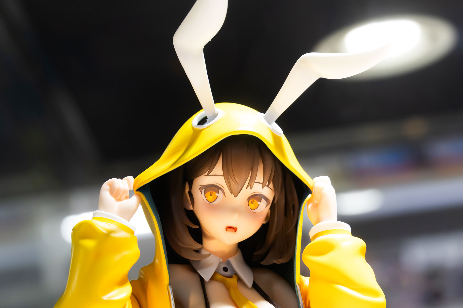 指でパーカーを大きく広げているようなポーズになっている