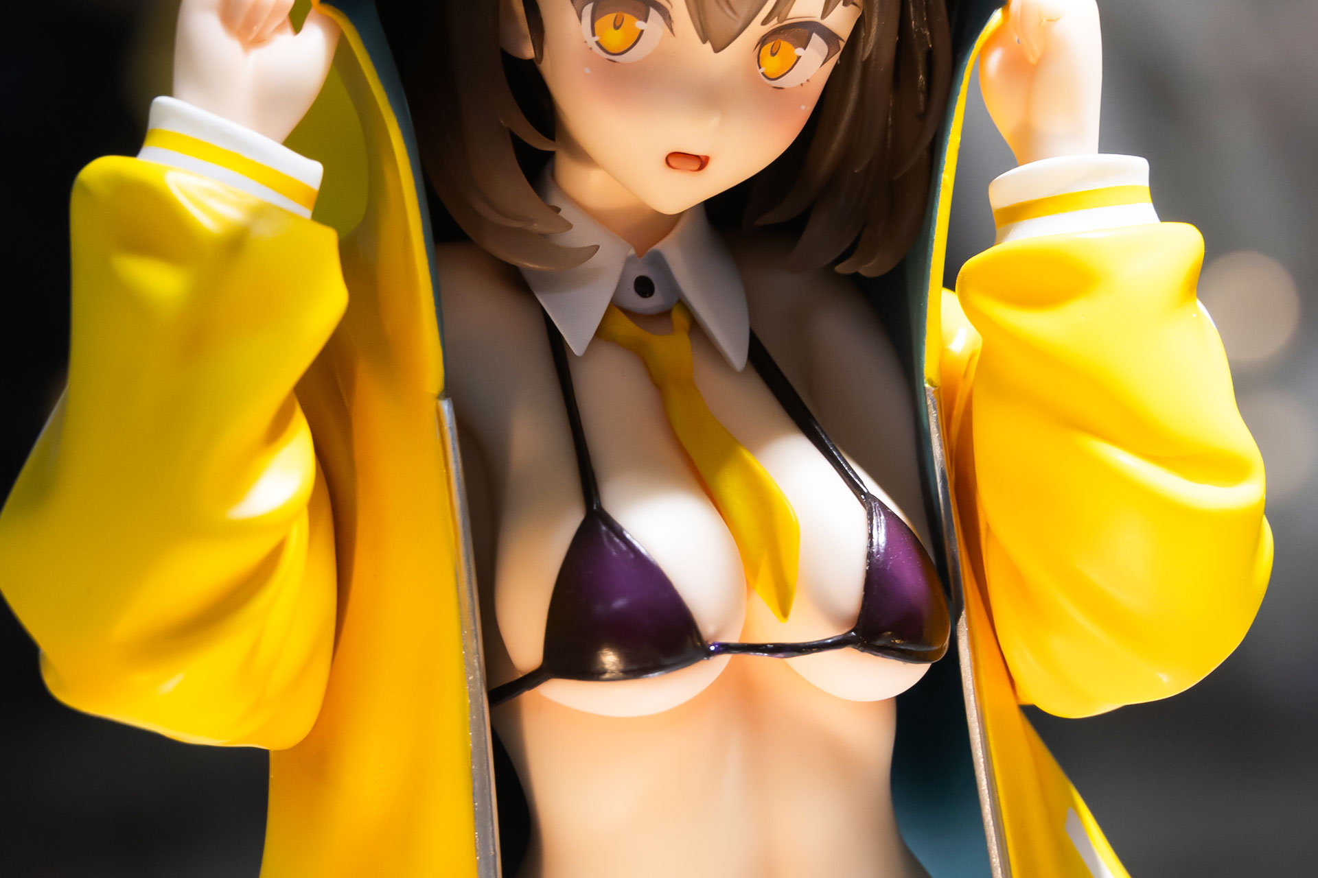 首にはパーカーと同じ黄色いネクタイが着けられている