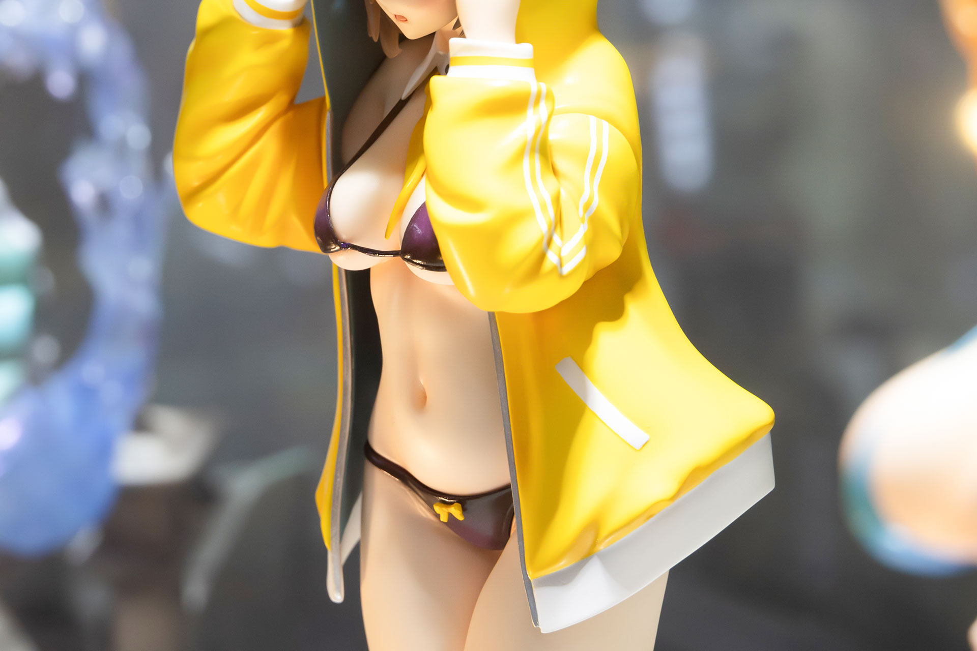 黄色いパーカーはポケットやラインなど細かいデザインが施されている