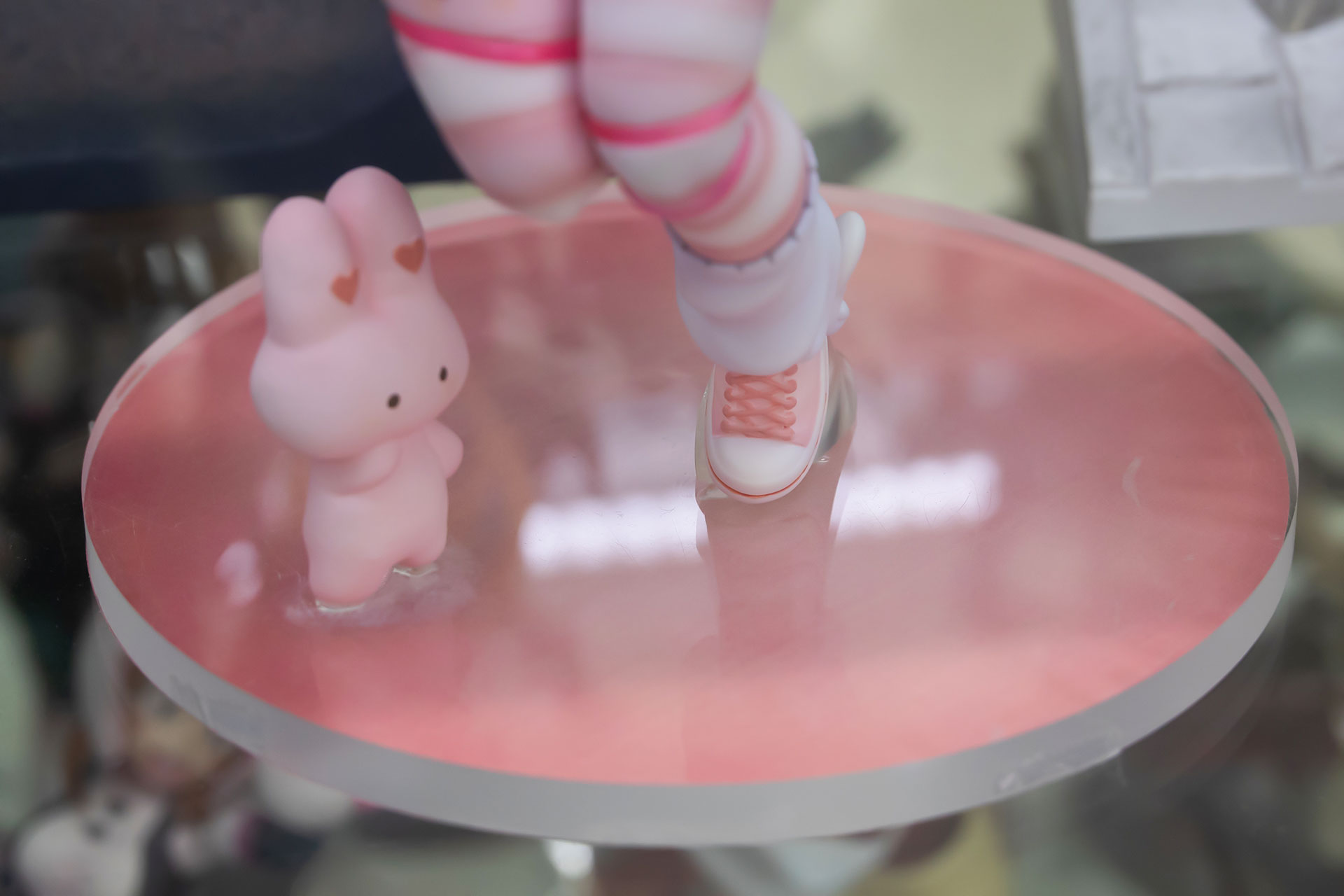 足元のシューズもピンク色でキュートだ