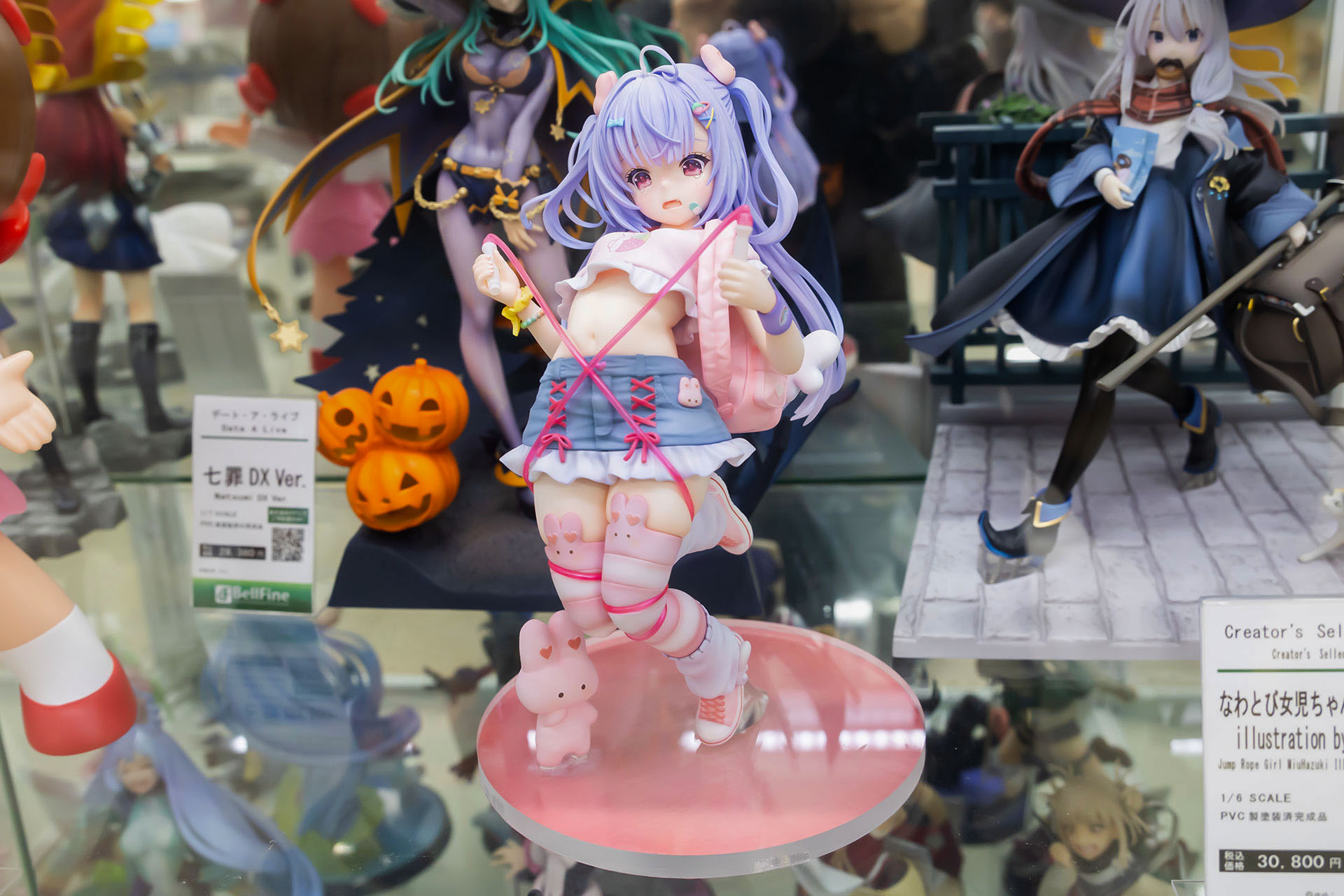 フィギュアの素材はPVCとABSで、全高は約220mmだ