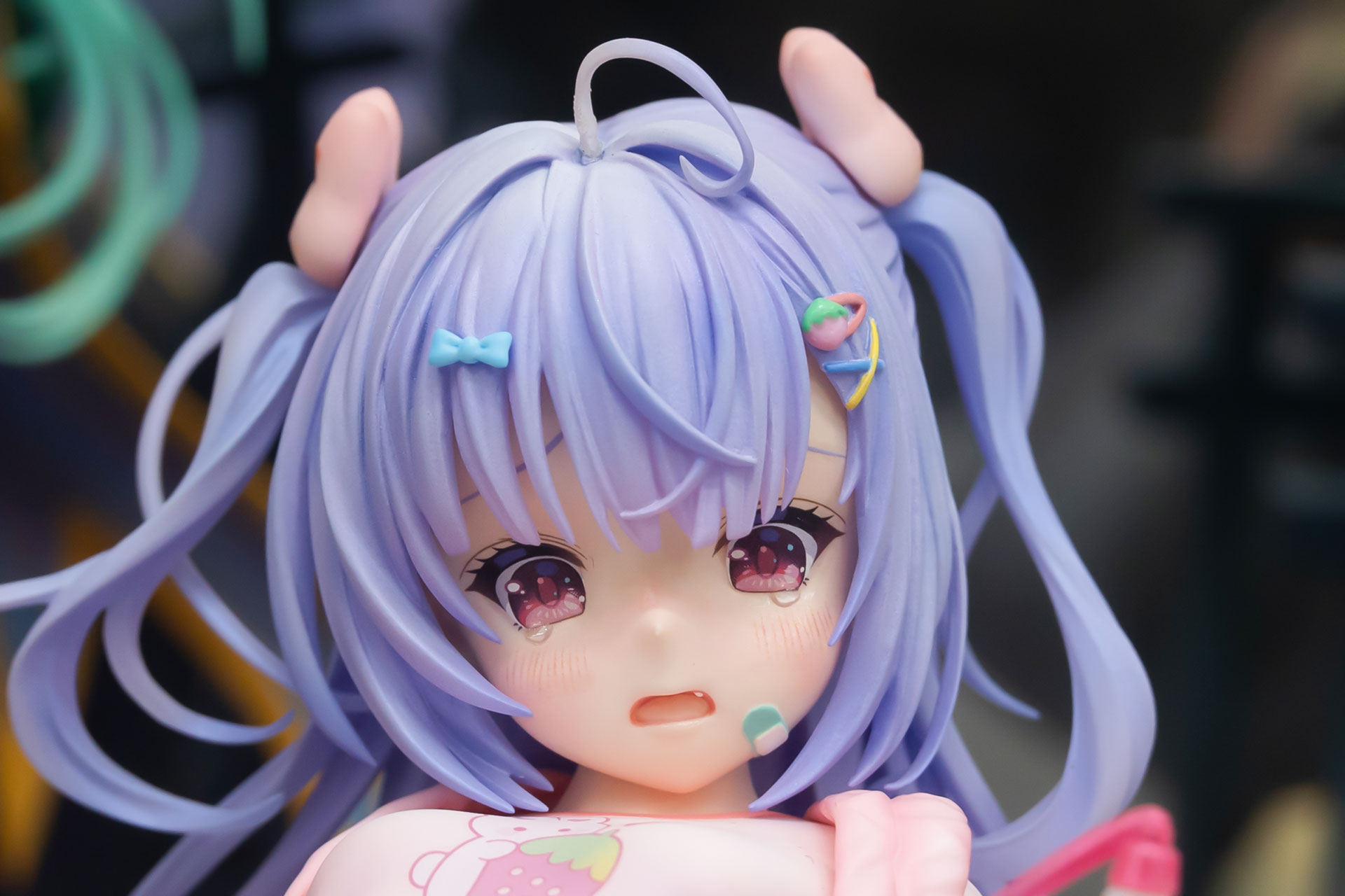 目には涙が溢れている