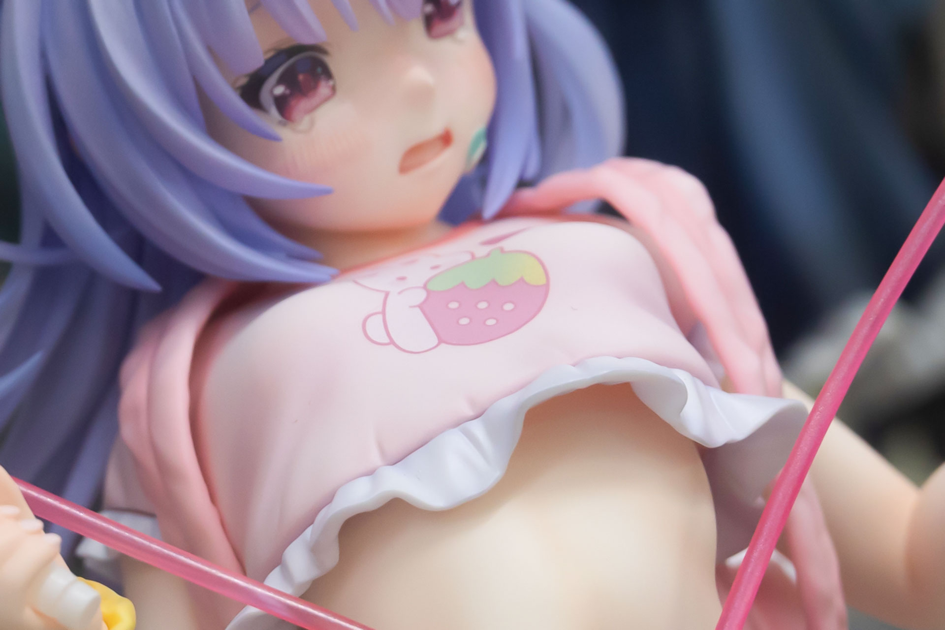 上半身の衣装は丈が短めだ