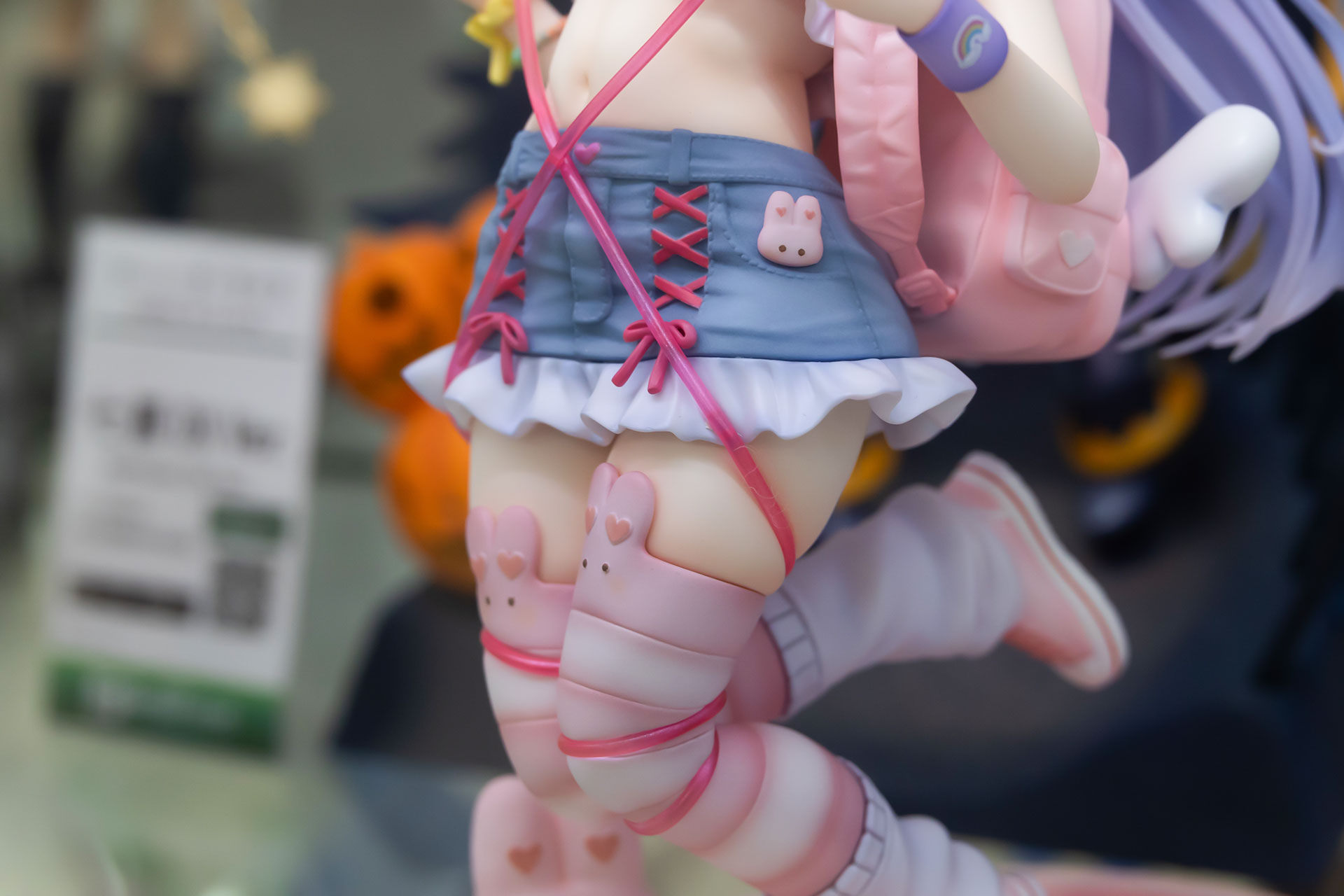 デニムにはピンク色の紐が付けられているなど、なかなかカラフルだ