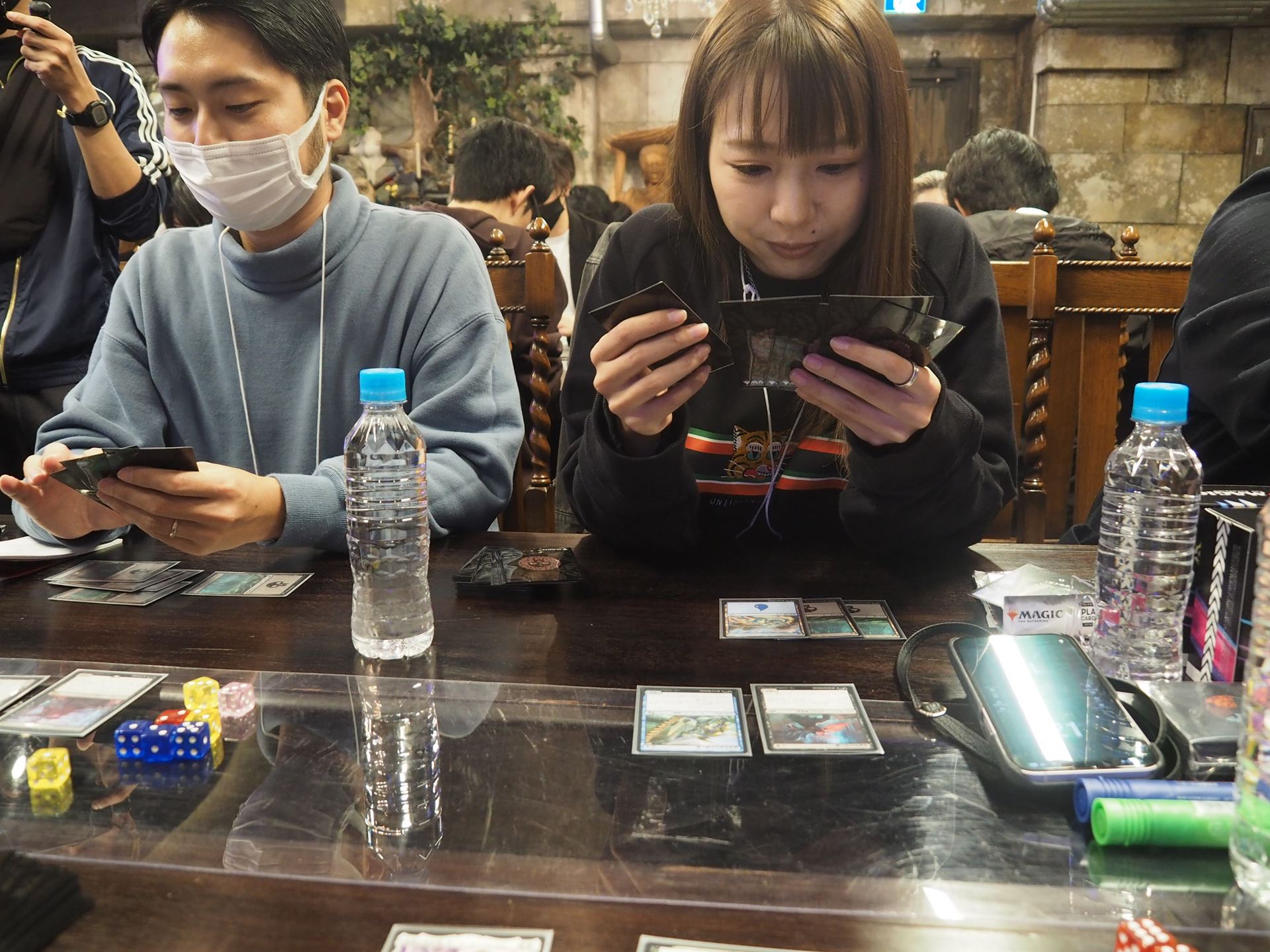 2パック開けて混ぜるだけで準備は完了。準備ができたら対面の相手と対戦を行なう