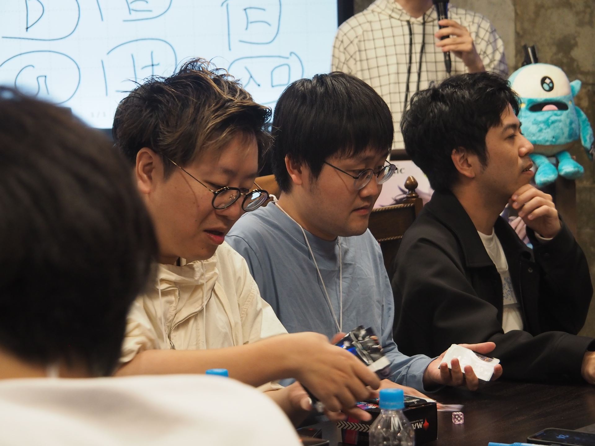 左からプロプレイヤーの行弘賢氏、QuizKnockの鶴崎修功氏、インフルエンサーの開封大好きよしひろ氏。有名人が並ぶテーブルだ