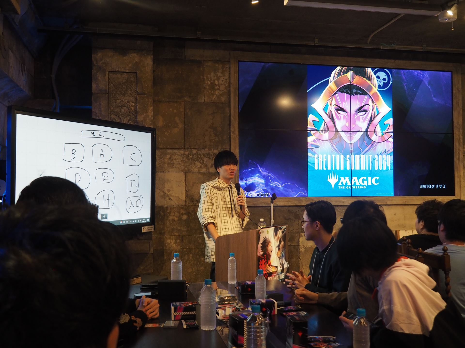 ウィザーズ・オブ・コーストの西岡英智氏が開会の挨拶と流れを説明した