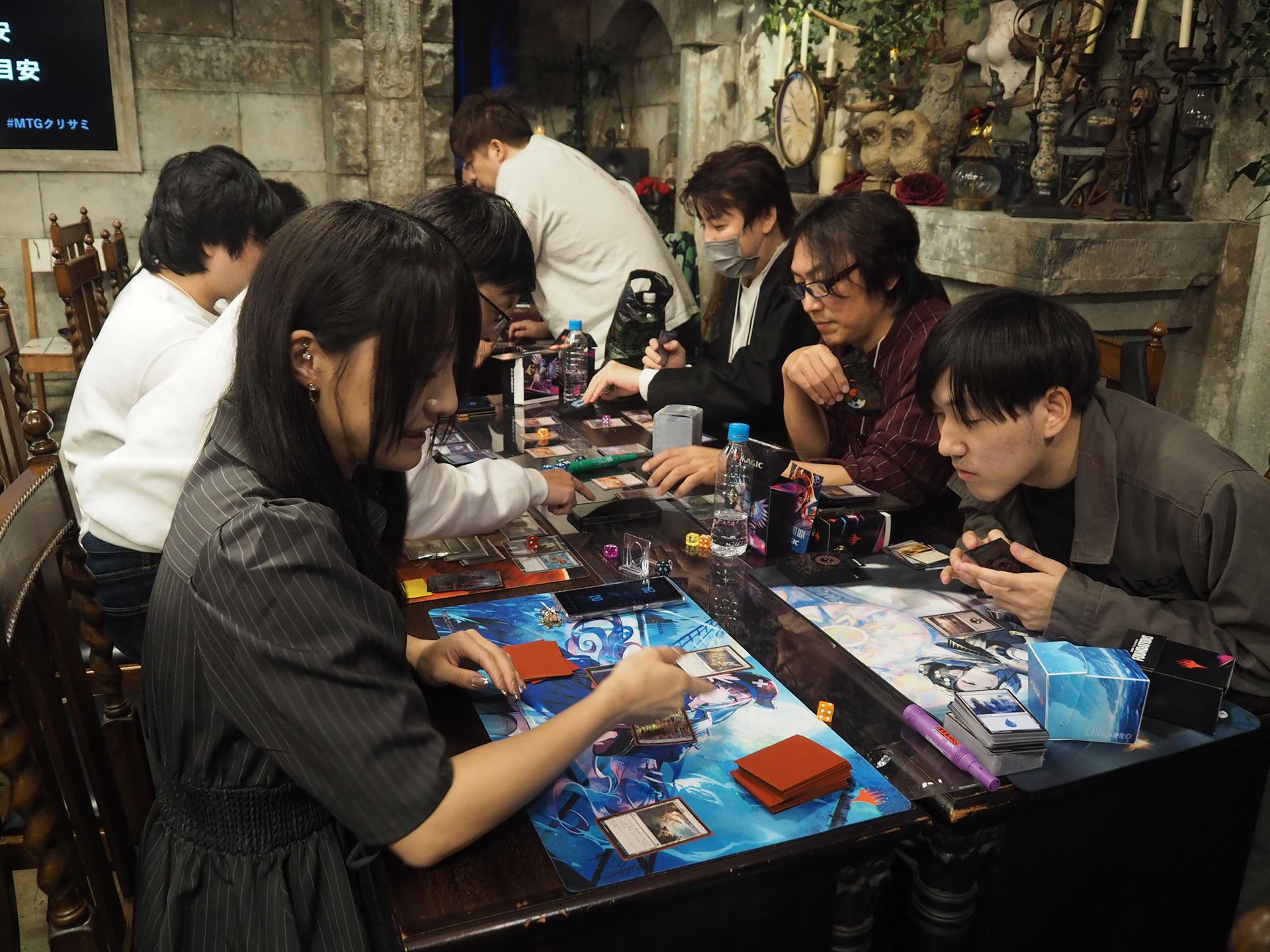 構築が終わったら、対面の相手と対戦を行なう。シールド戦はBO3で、使わなかったカードはすべてサイドボードとして使える