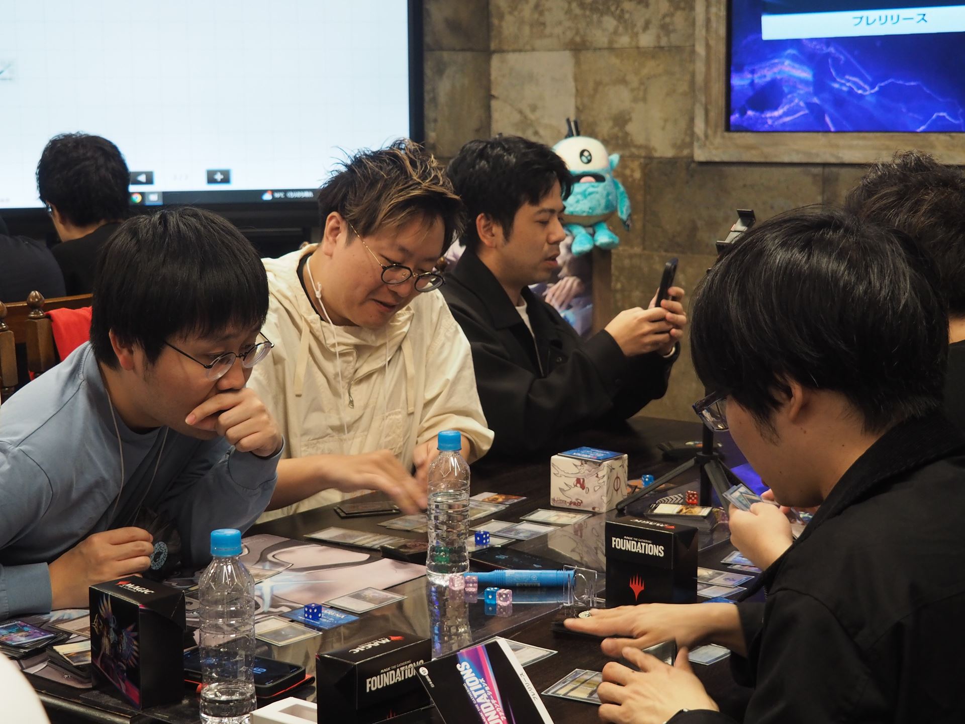 こちらの有名人テーブルでもシールド戦が始まった