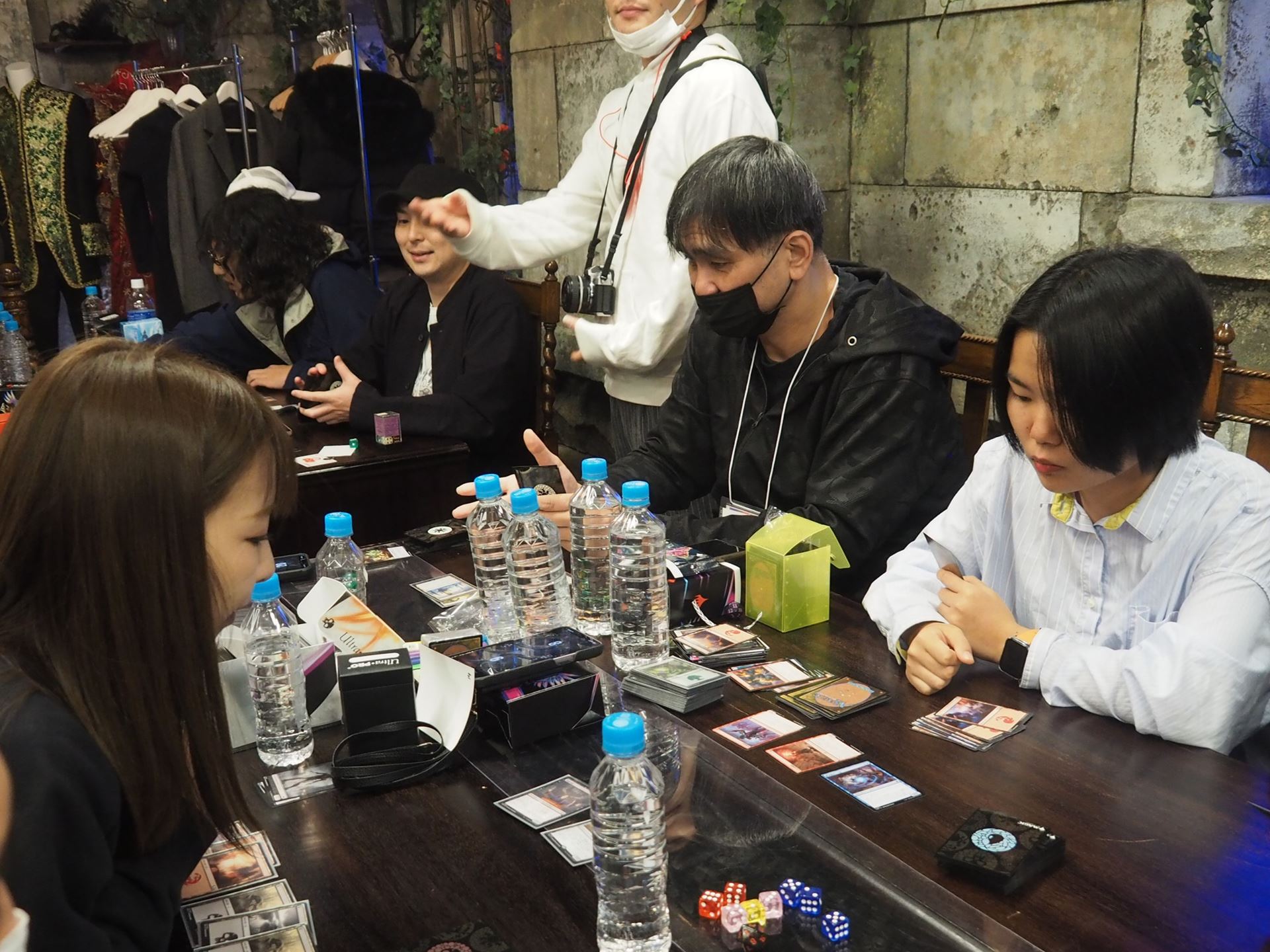 筆者の黒緑デッキは、相手に完敗してしまい、助っ人の娘にチェンジ。娘は筆者のカードプールを見て、赤青のほうが強いと言って赤青デッキを作って対戦