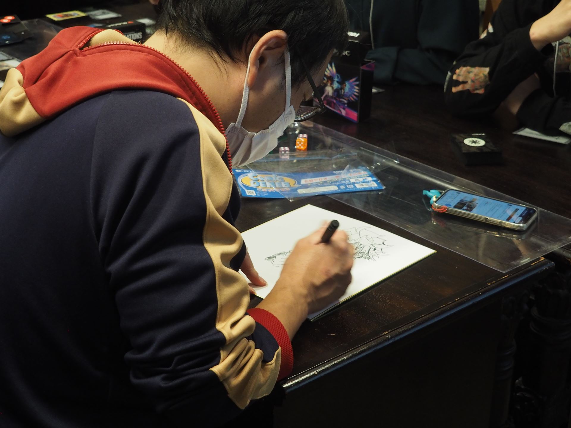 コミック「すべての人類を破壊する。それらは再生できない。」の作画担当の横田卓馬師が色紙にイラスト入りサインをしていた