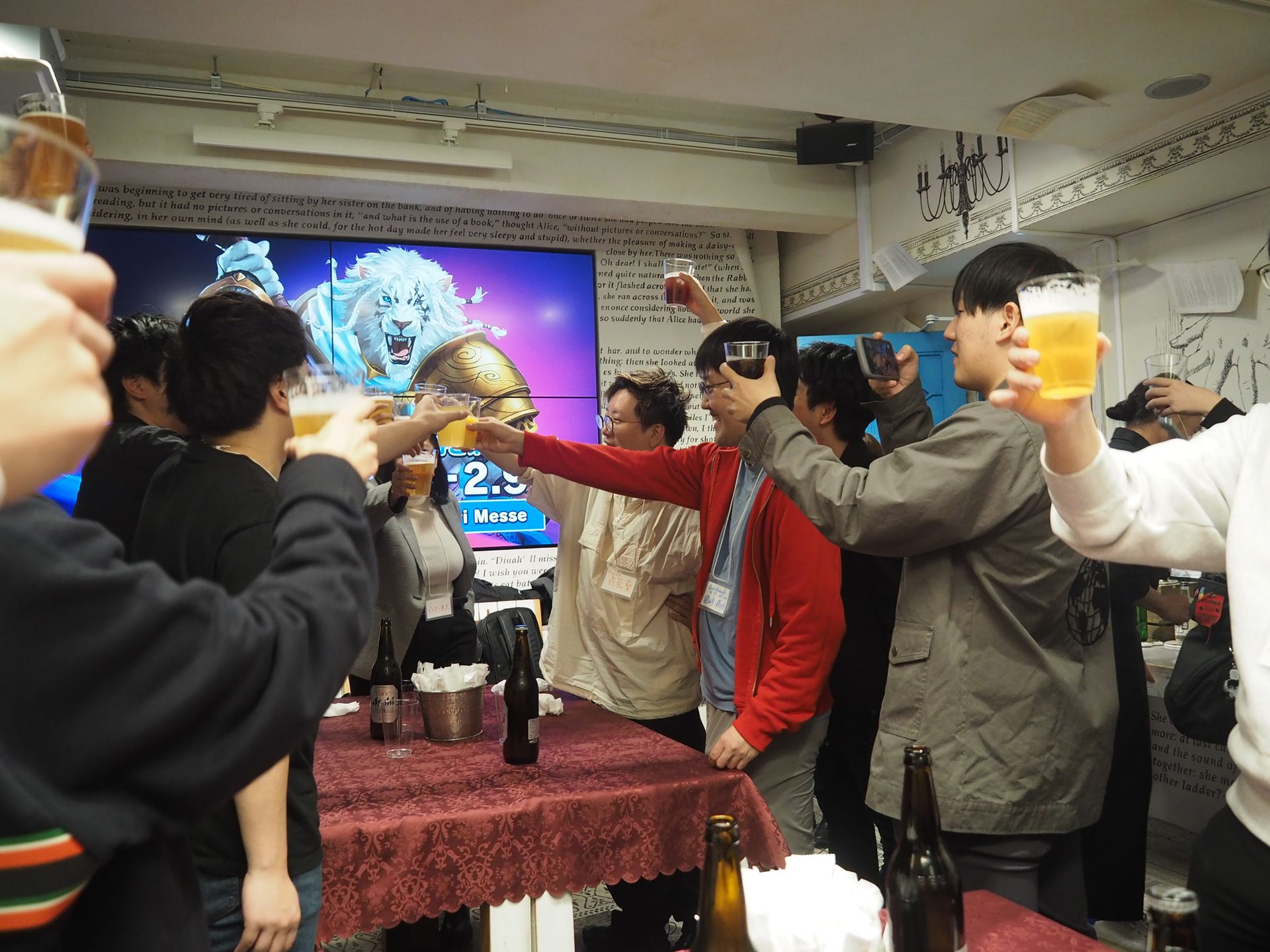 立食パーティの乾杯の様子