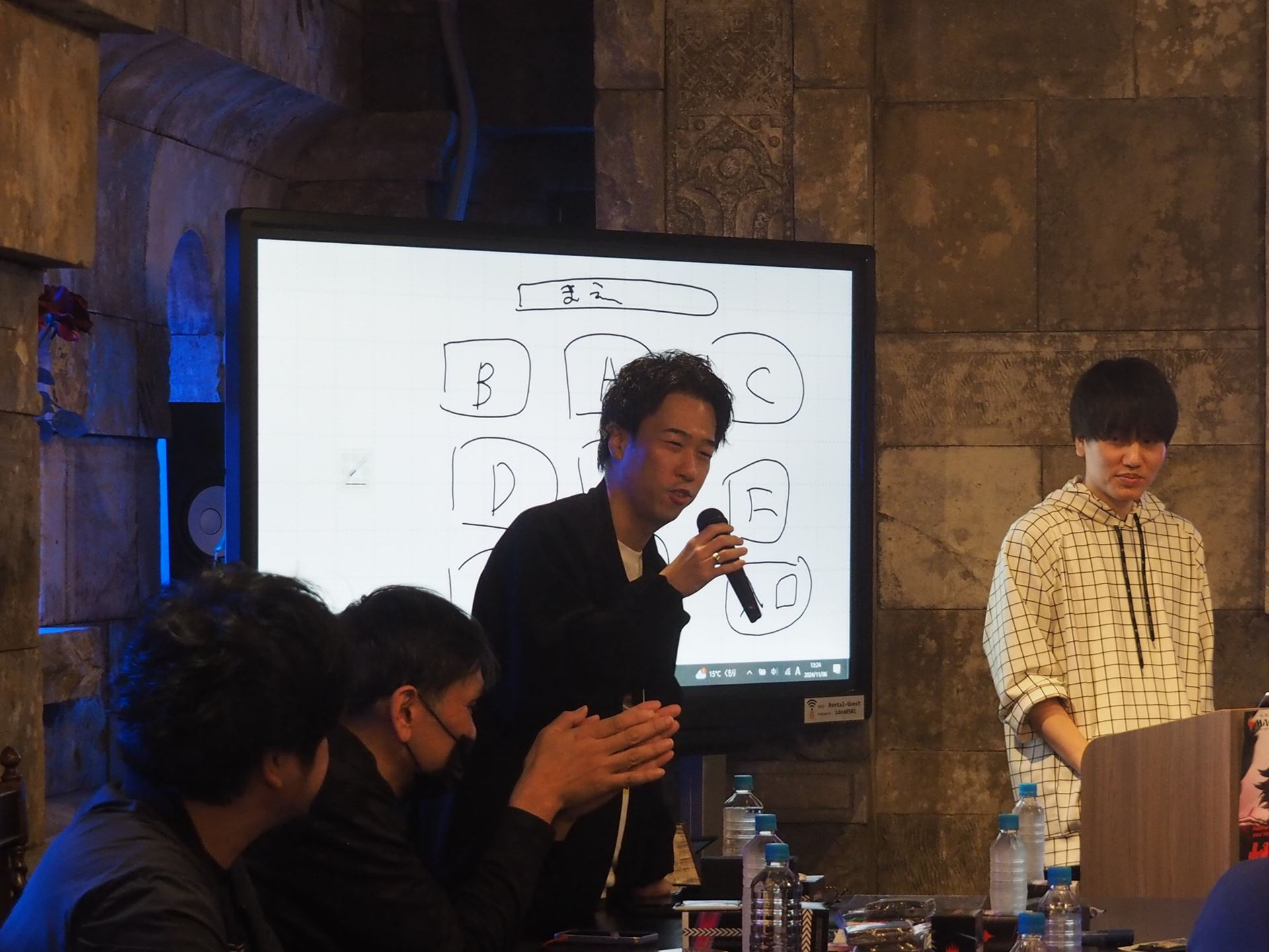 自己紹介をしているのはコミック「すべての人類を破壊する。それらは再生できない。」の原作者である伊瀬勝良氏