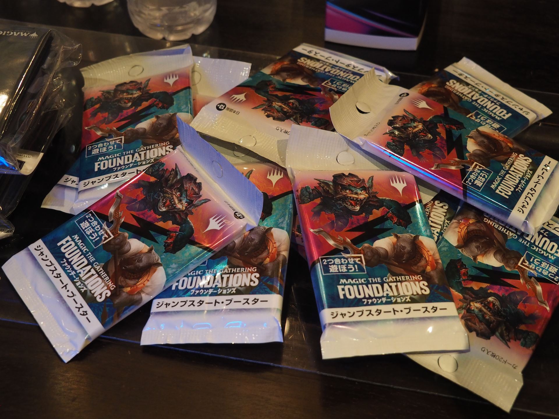 テーブル中央に積み上げられたジャンプスタート・ブースター