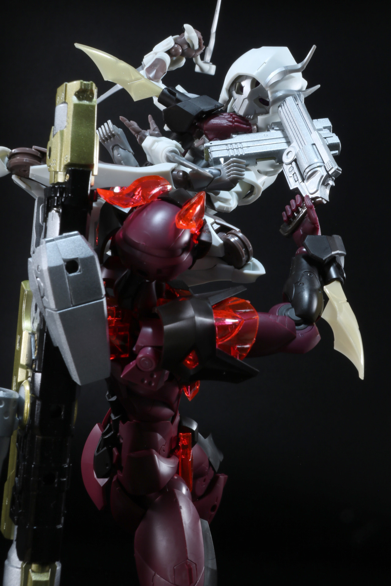 一瞬のうちに腕を拘束されるも、弾丸を込めたリボルバーをつきつける