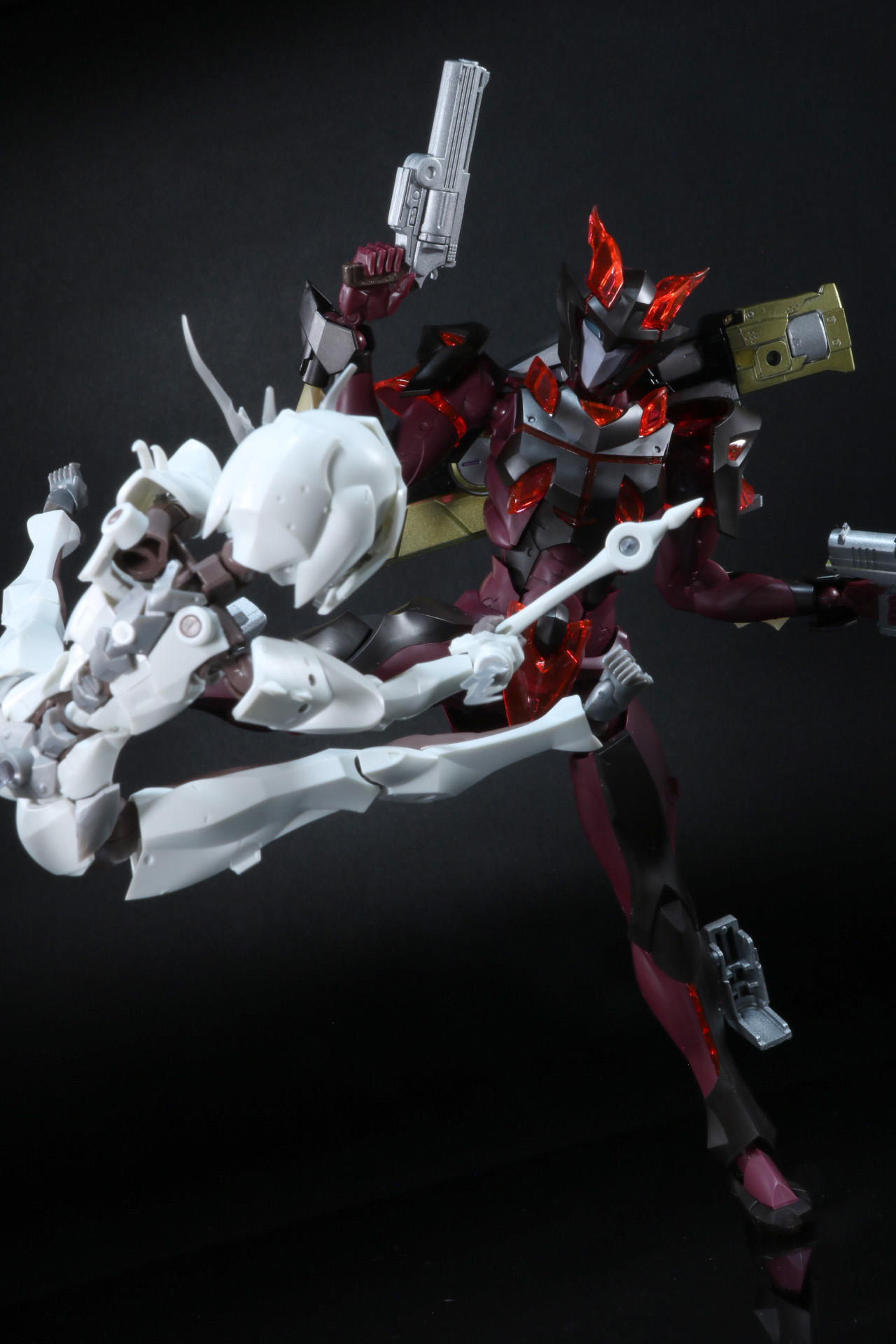 相手の隙をついて拘束を振りほどき、すかさず蹴りを入れる