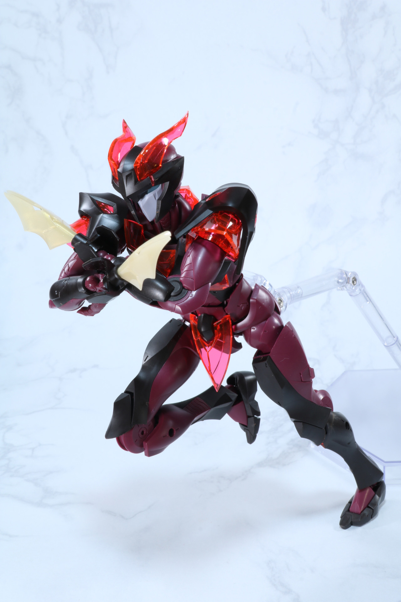 足を組んだポーズも