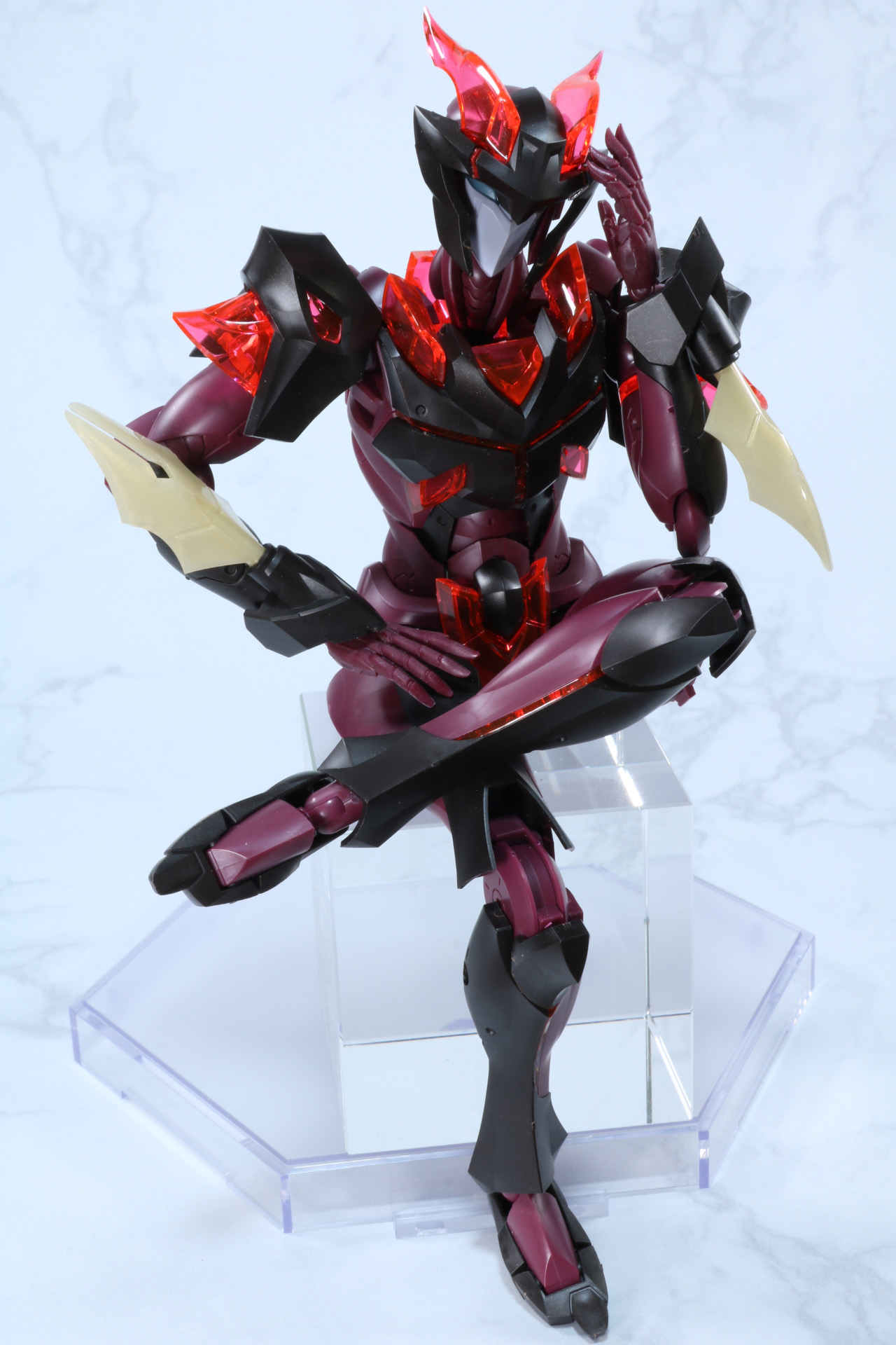 足を組んだポーズも