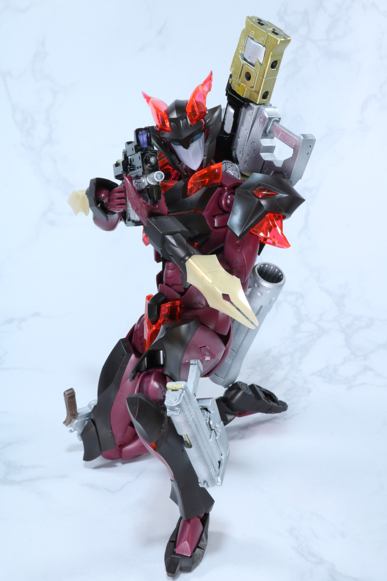 小型マシンガンを両手で構えることもできる