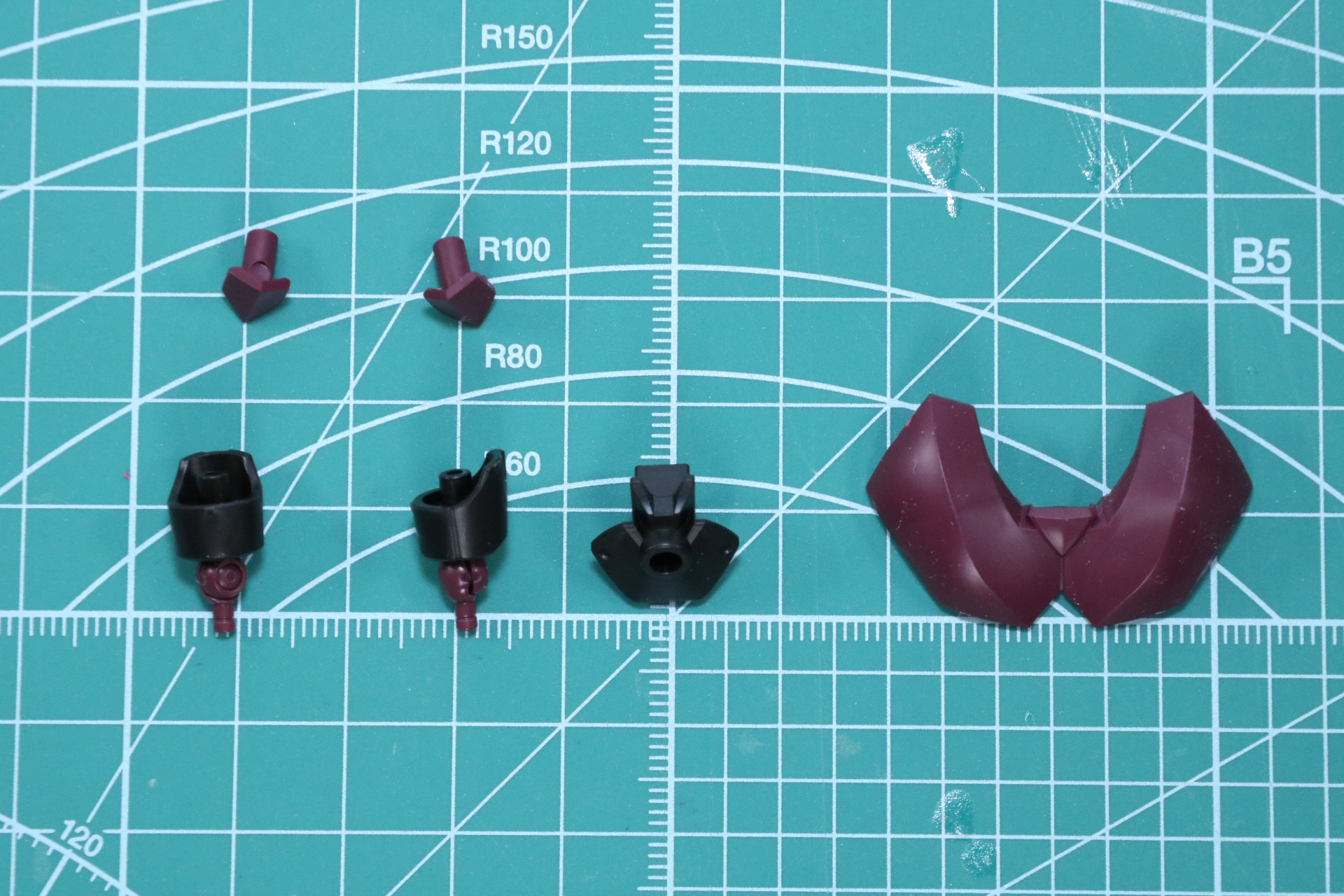 シンプルな手首パーツ、太もも部パーツ、一体化された臀部パーツ、ジョイント部を備えた腰部パーツ
