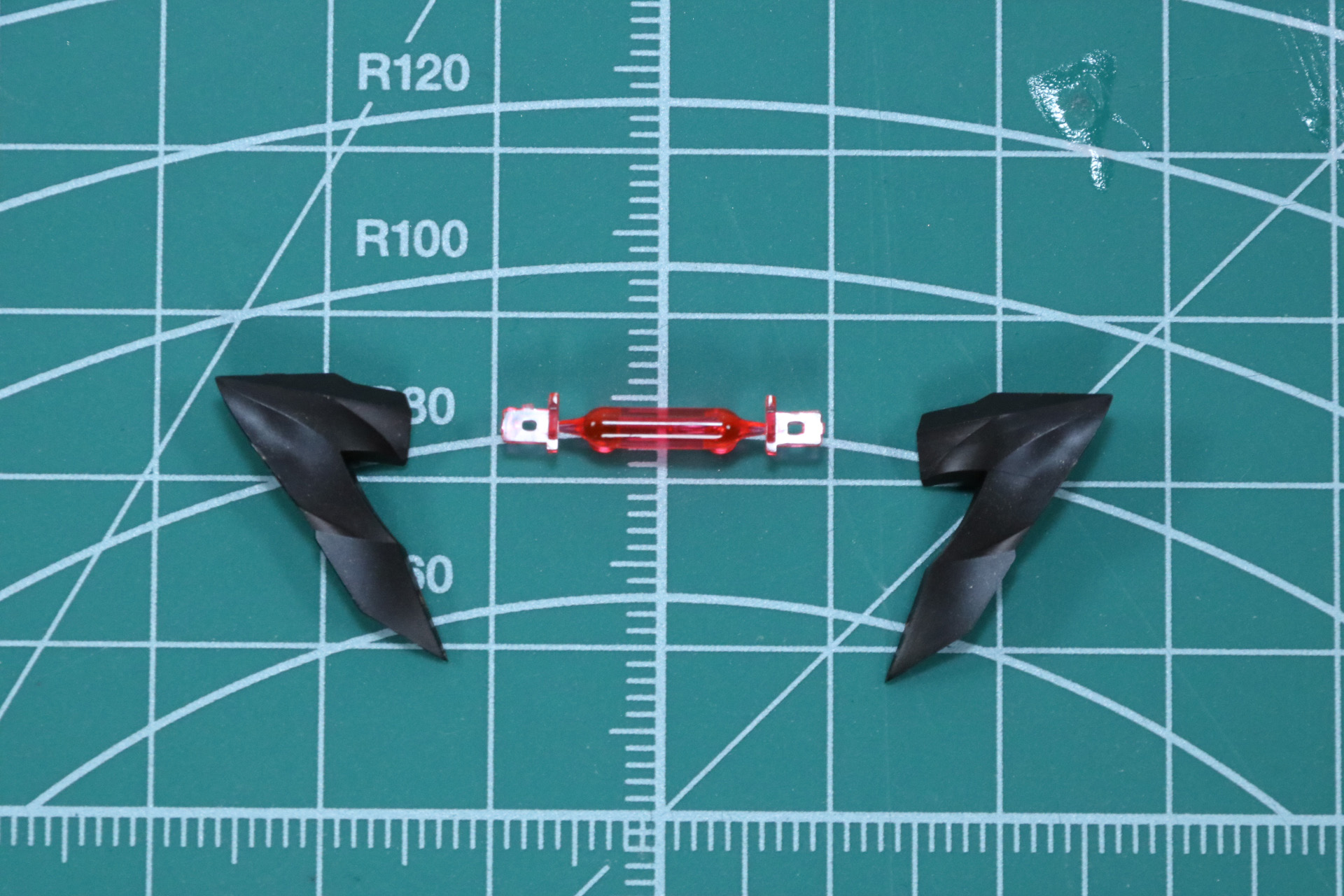 額部分の色分けは小さいパーツをはめ込んで表現されているため、接着剤での固定がオススメ