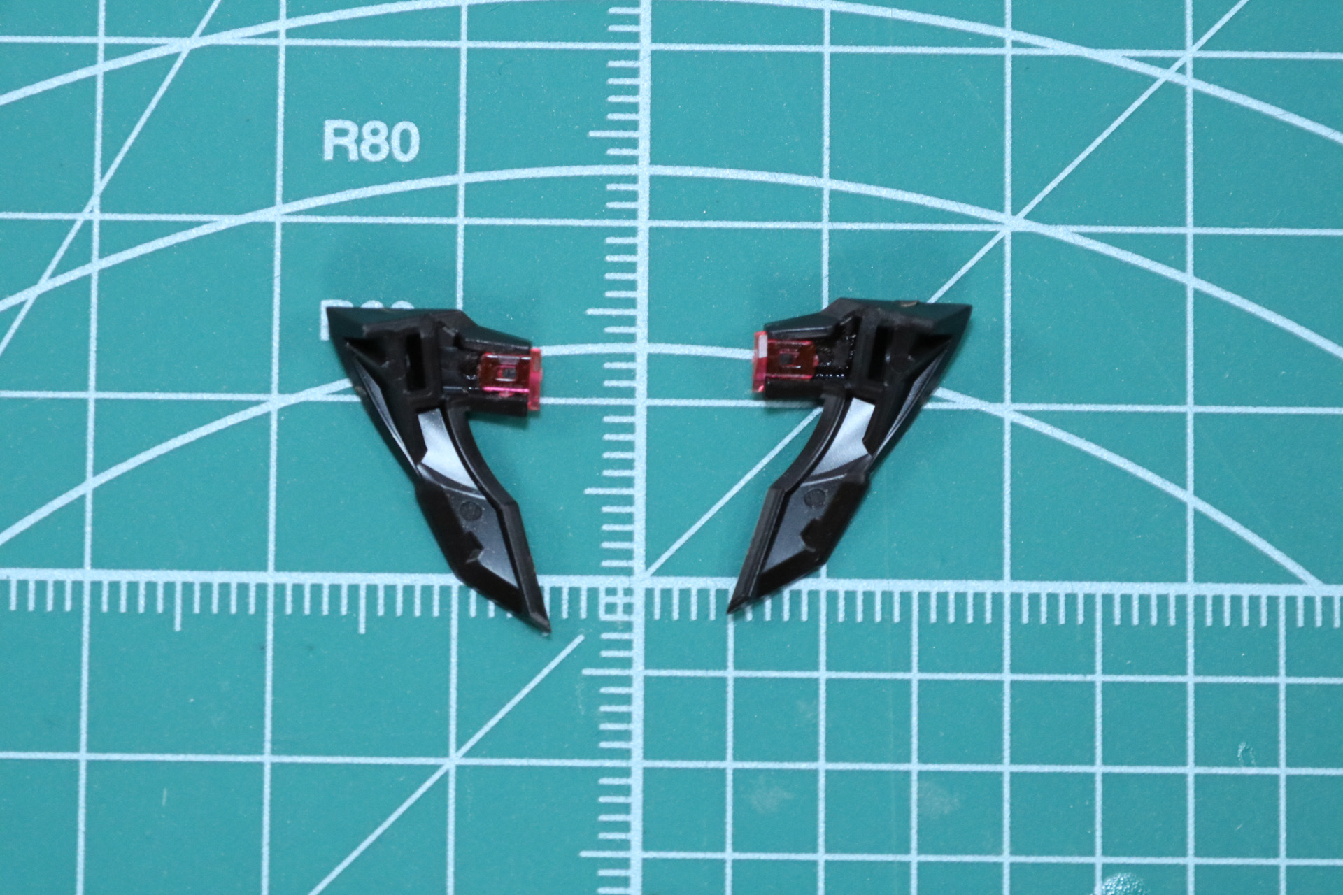 額部分の色分けは小さいパーツをはめ込んで表現されているため、接着剤での固定がオススメ