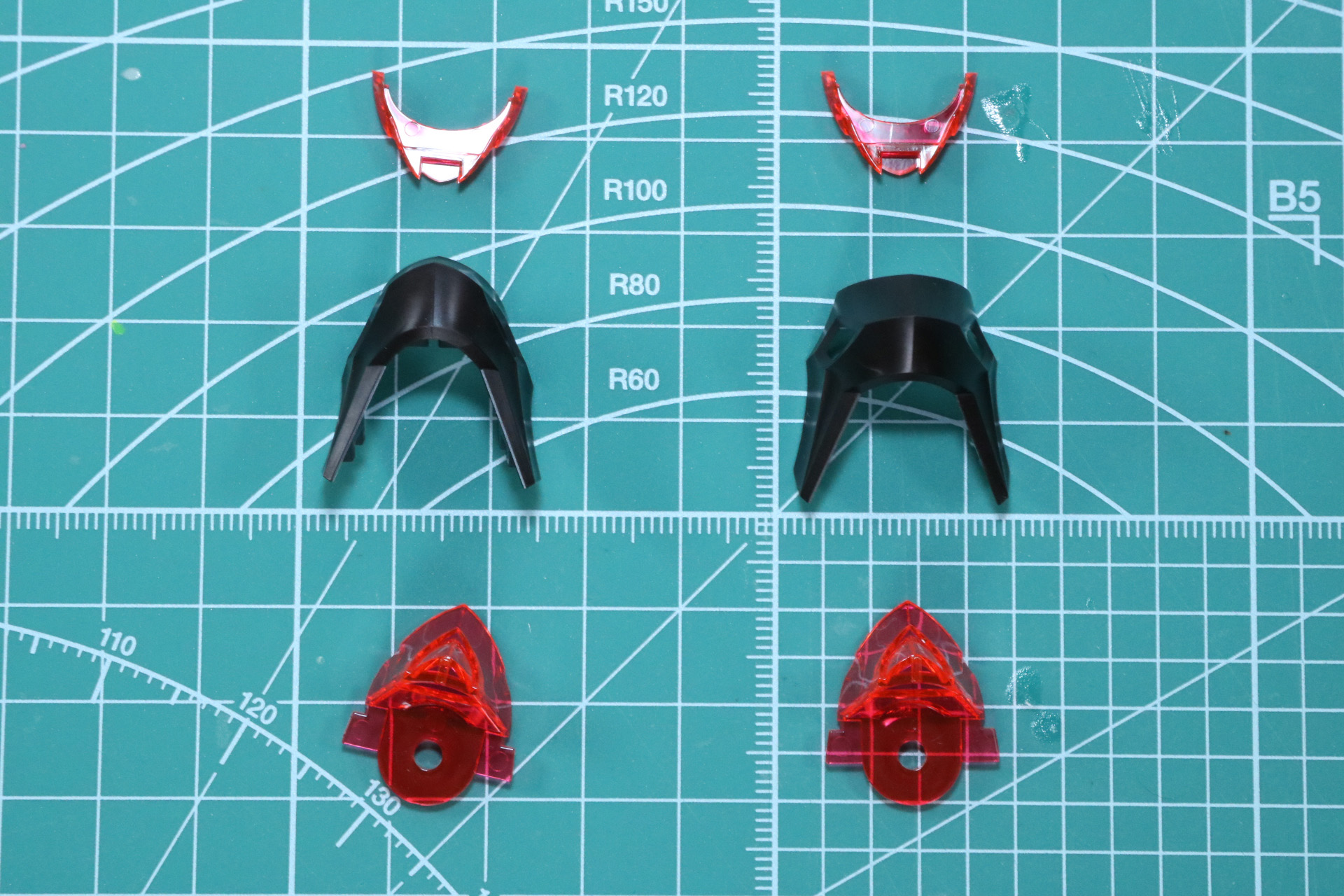 肩部アーマー。画像下のクリアパーツを腕部に通してからブラックのアーマーを被せる