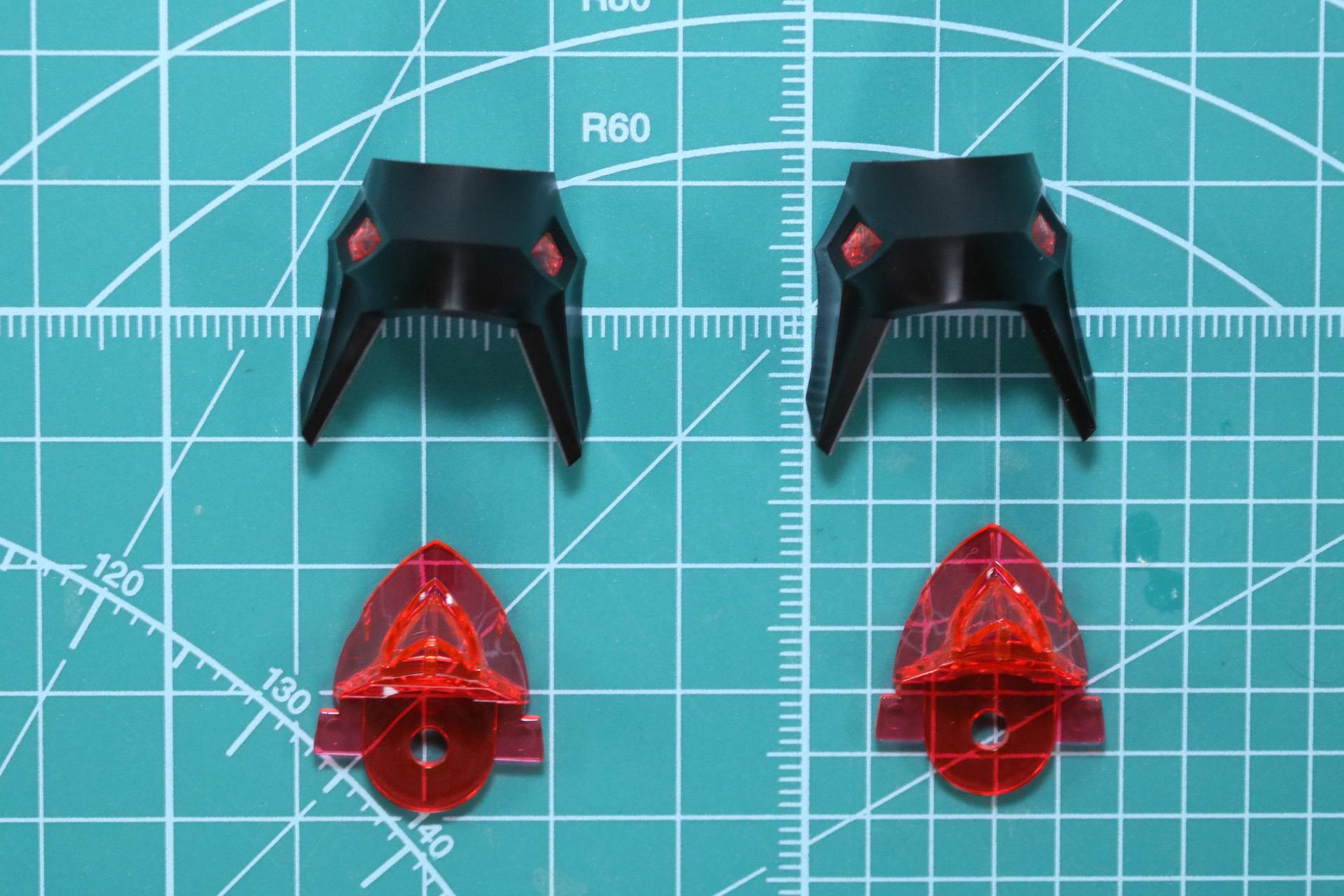 肩部アーマー。画像下のクリアパーツを腕部に通してからブラックのアーマーを被せる