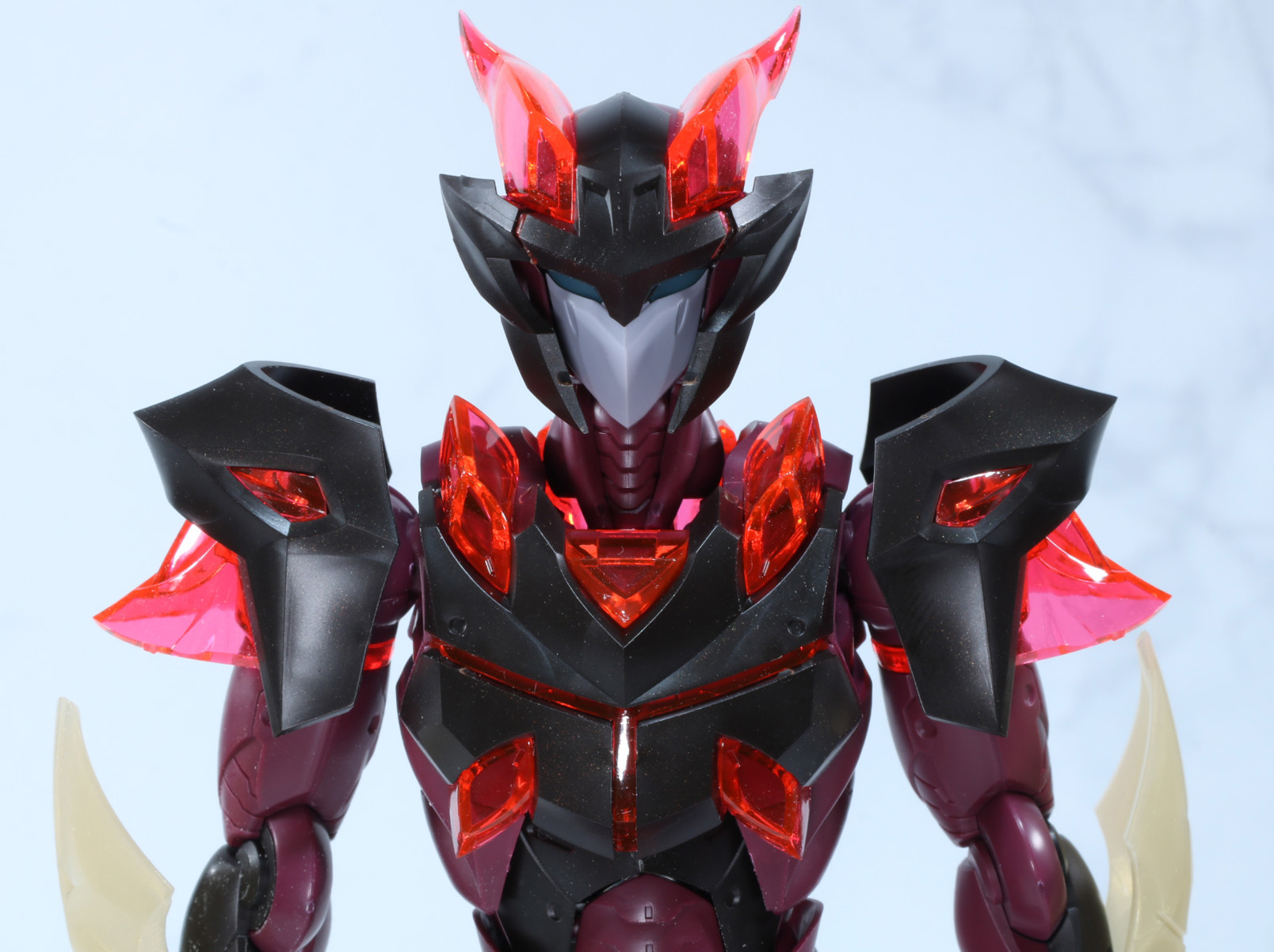 正面から見た姿はクリアーレッドで立体化ある造形とともに攻撃的な雰囲気を醸し出す