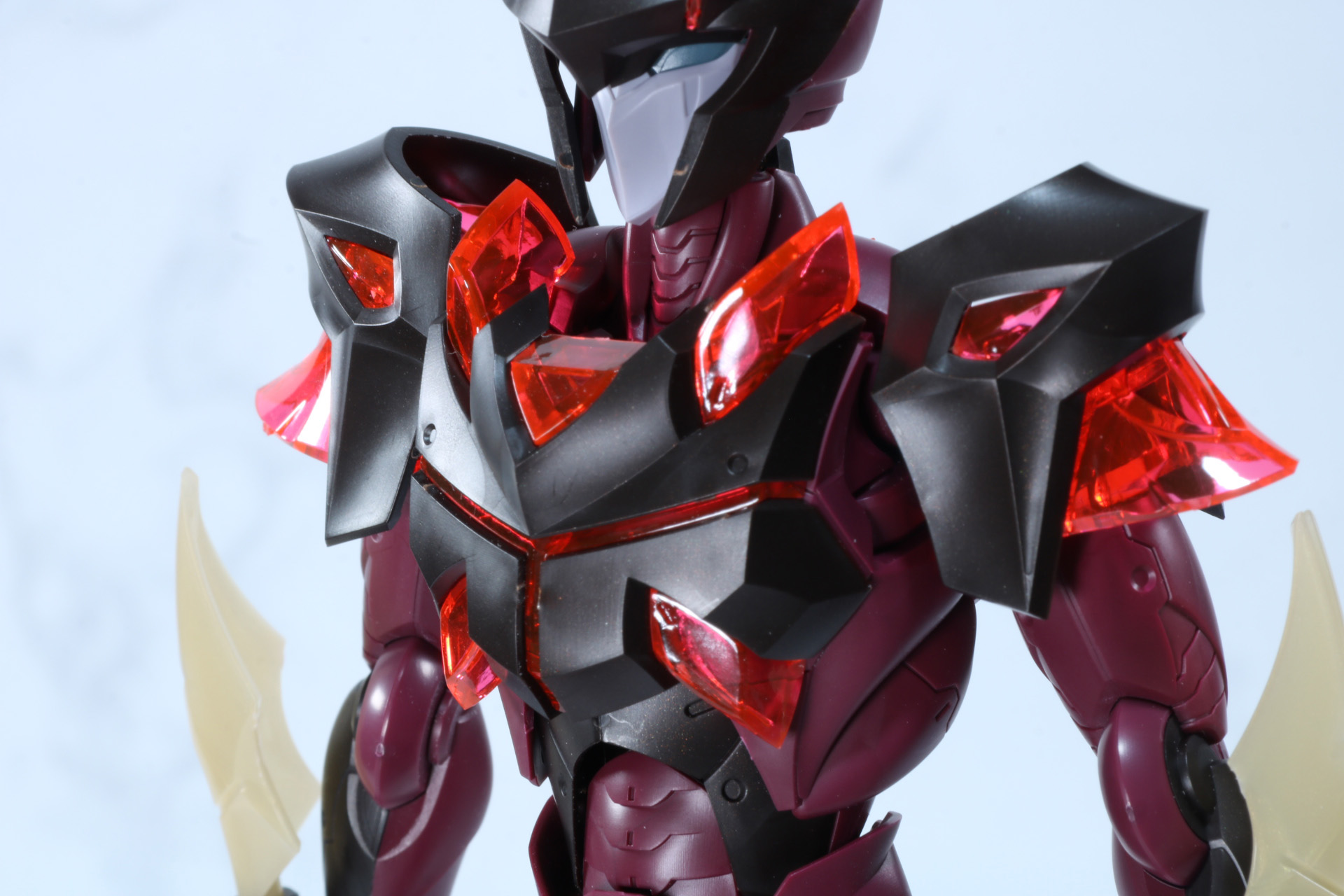 三連リストジョイントで装着された手首のアーマーにはゴールド成型色のナイフ装備がきらりと光る