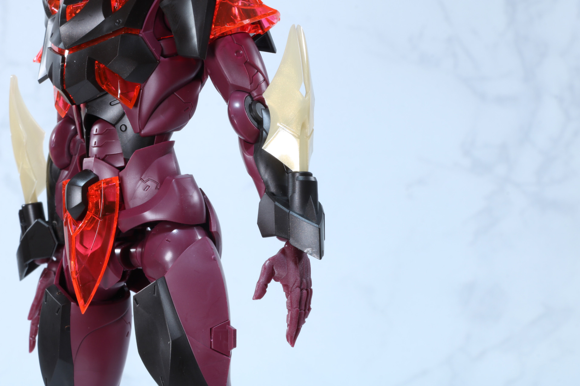 三連リストジョイントで装着された手首のアーマーにはゴールド成型色のナイフ装備がきらりと光る