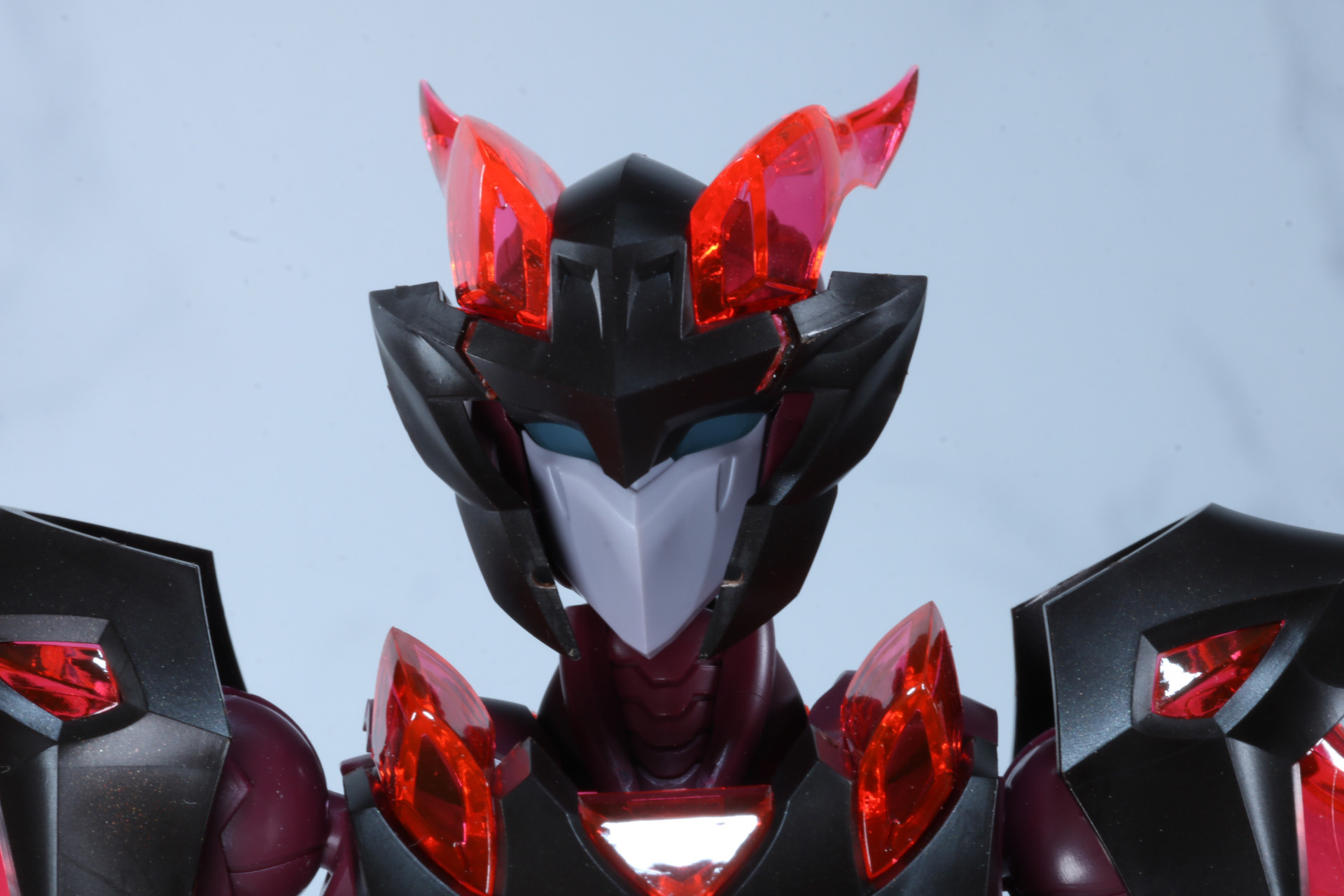 アーマーパーツで顔の輪郭も変化し、素体状態からフェイス部分がより小顔な印象となり、角やアーマーで厳つさが増している