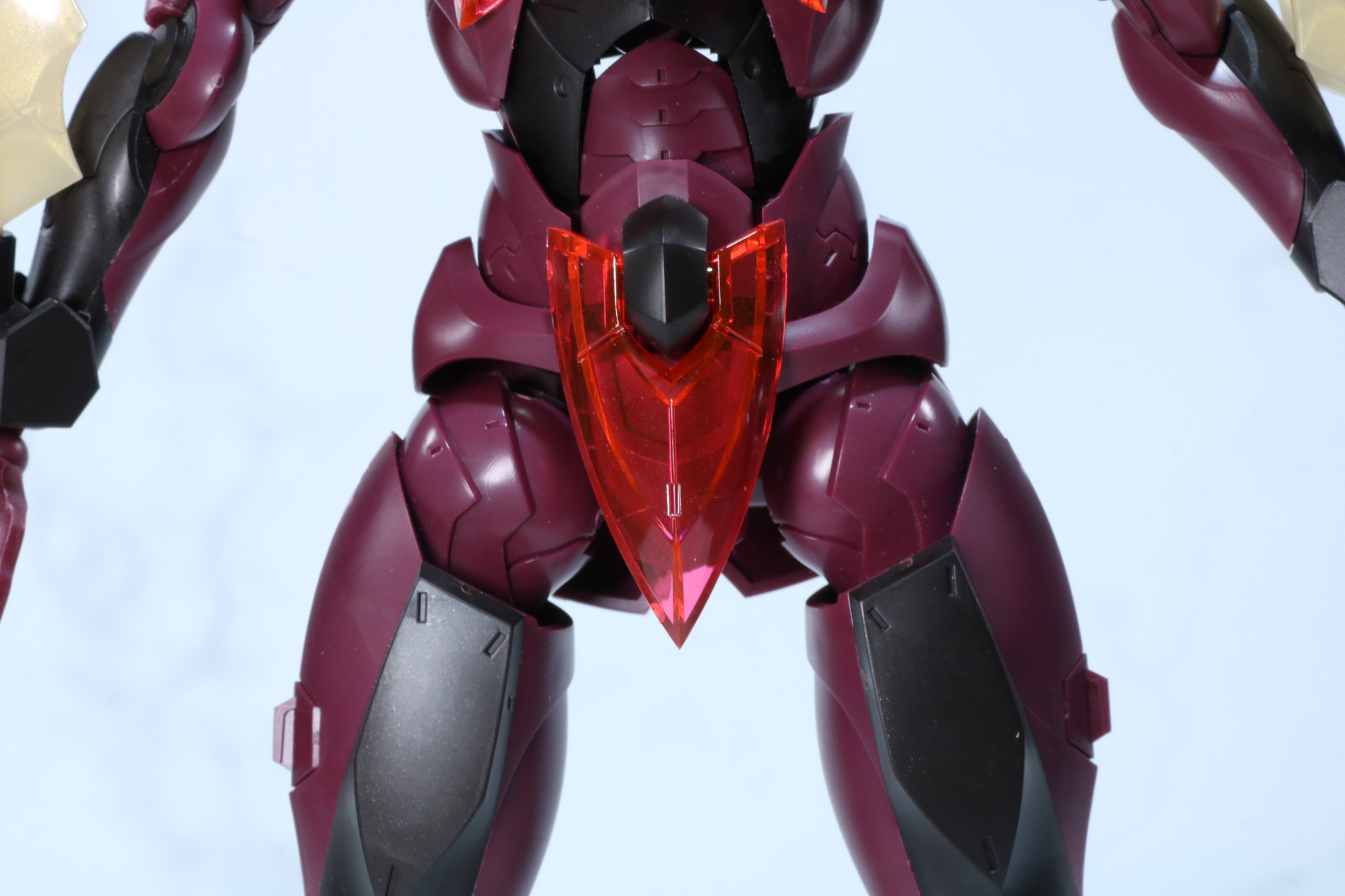 腰にはクリアーレッドのアーマーパーツ