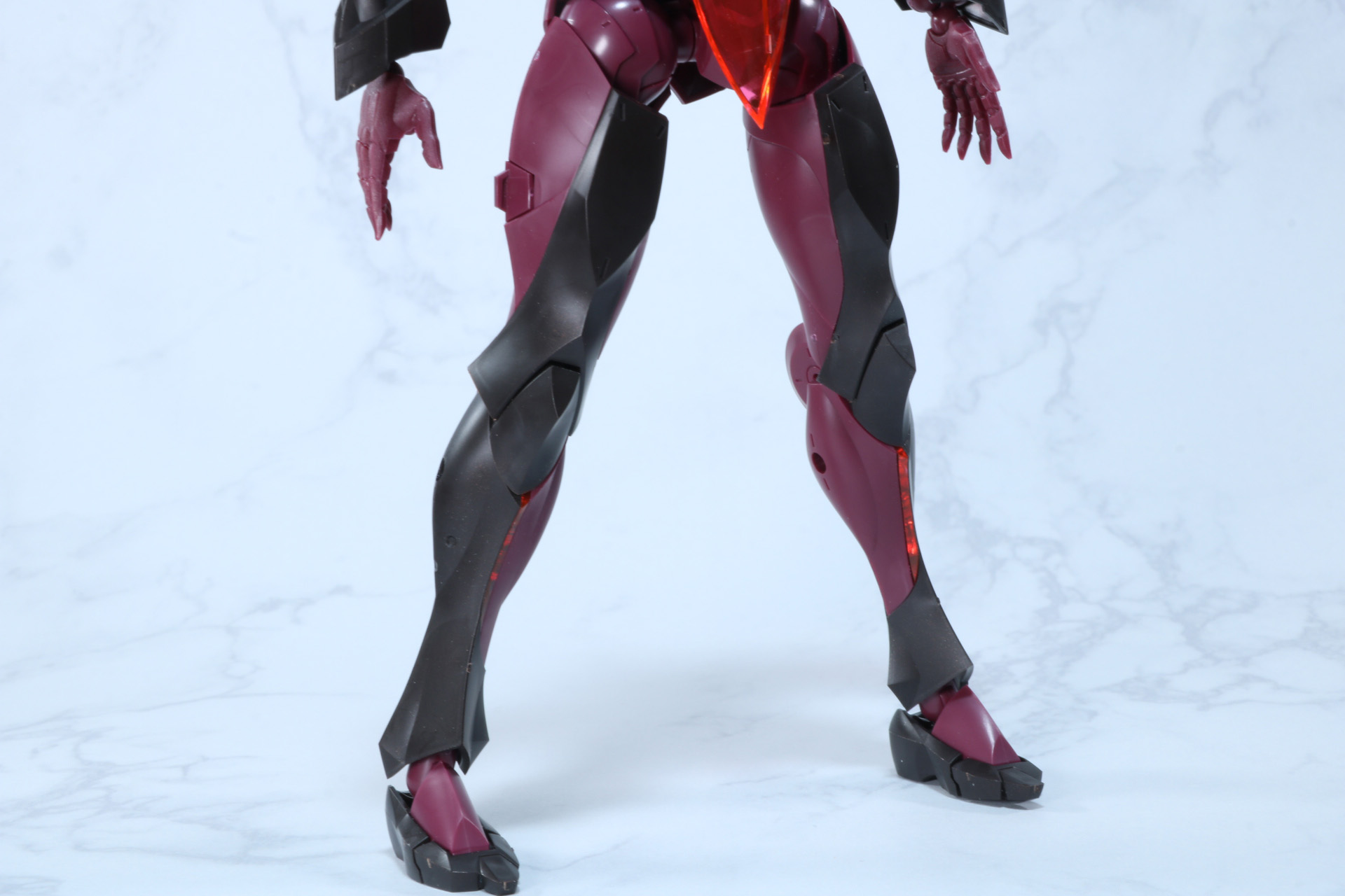 脚部は筋肉質でバネがありそうな雰囲気