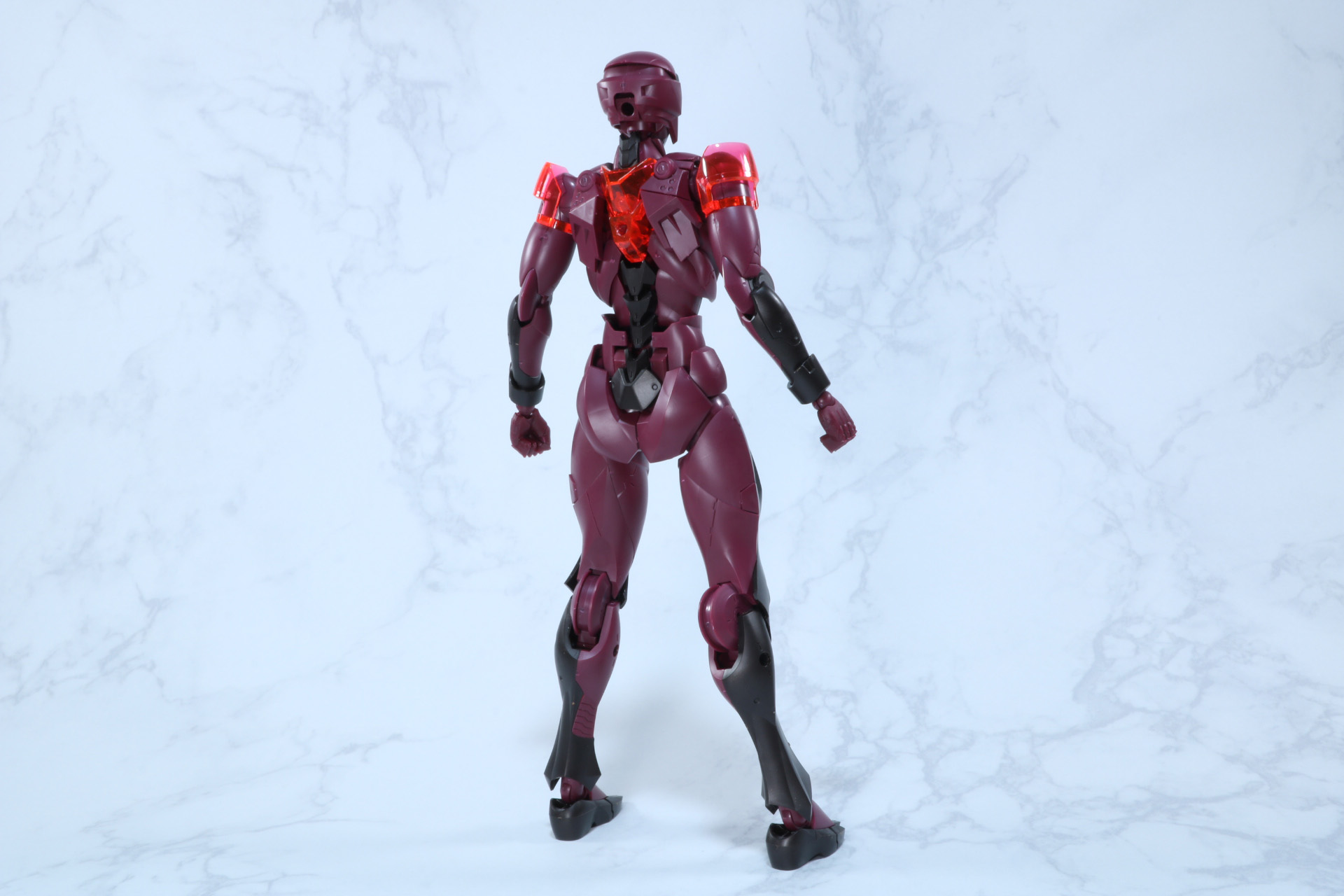 人間的なフォルムが追求され、頭部も小さい印象を受ける