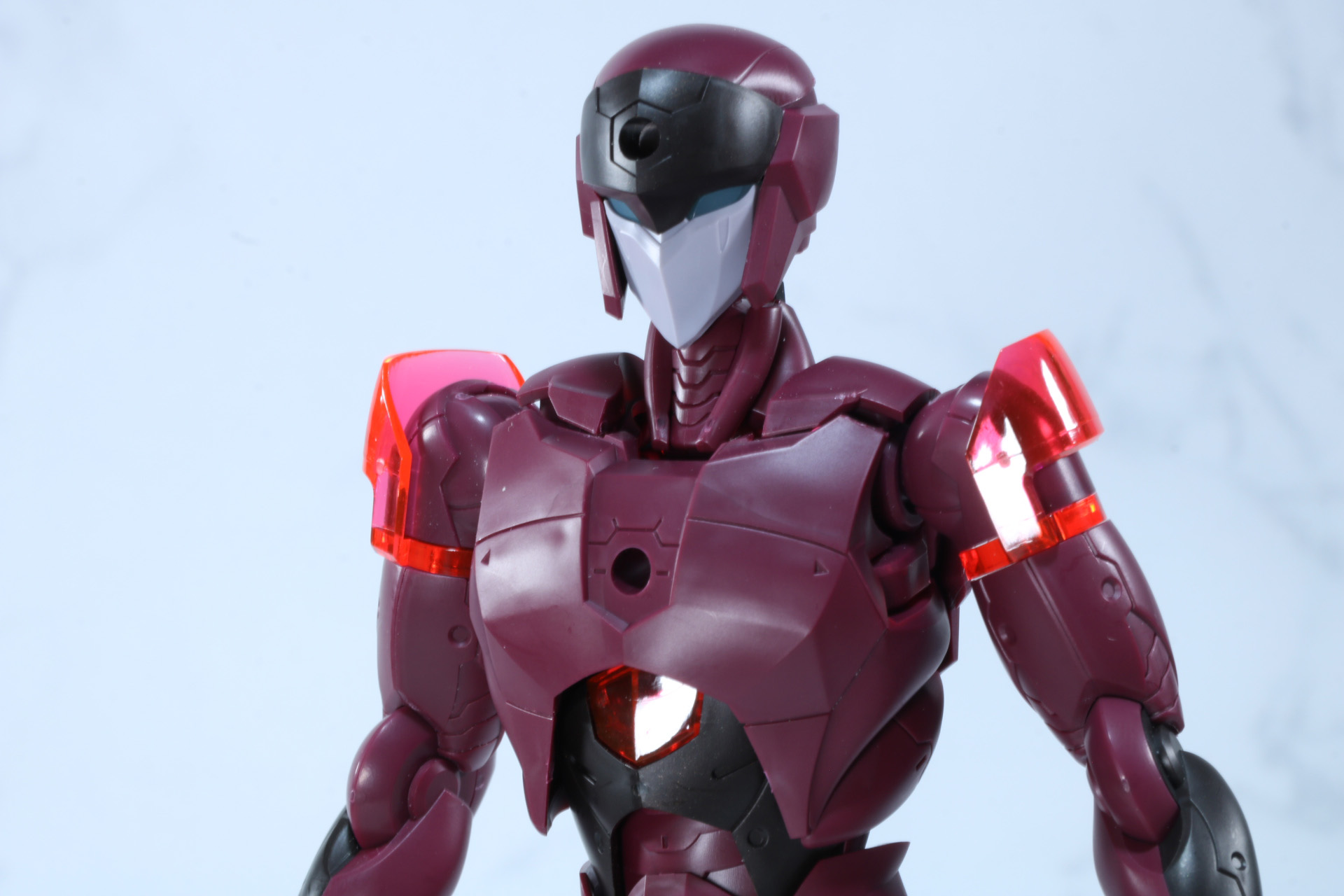 人間的なフォルムが追求され、頭部も小さい印象を受ける