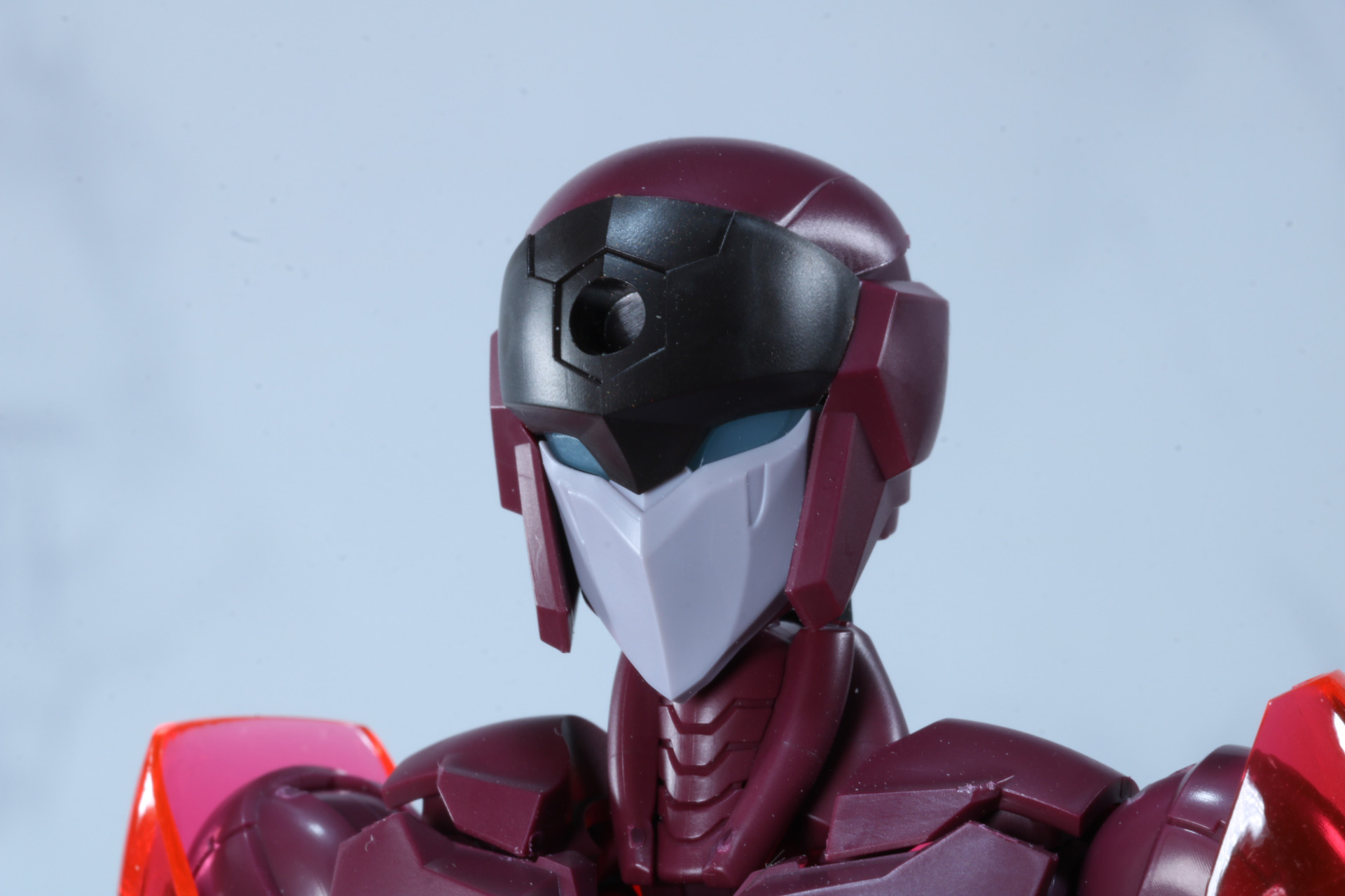 肩部のアーマーなし状態ではクリアーレッドのパーツを使用