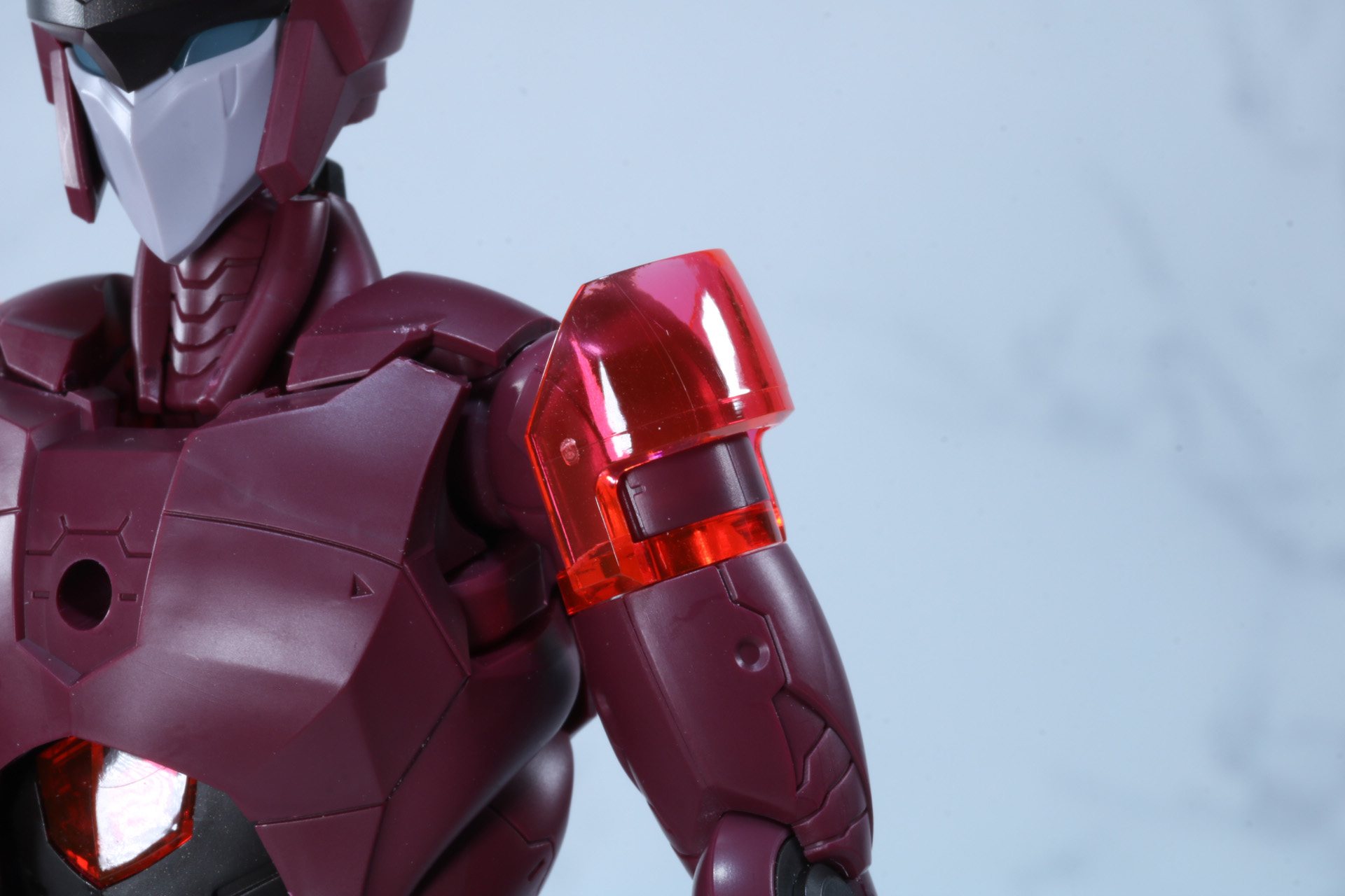 肩部のアーマーなし状態ではクリアーレッドのパーツを使用