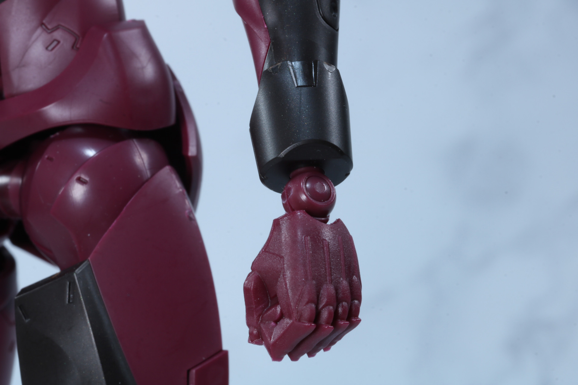 シンプルなリストパーツでは、手首周りもすっきりした印象に