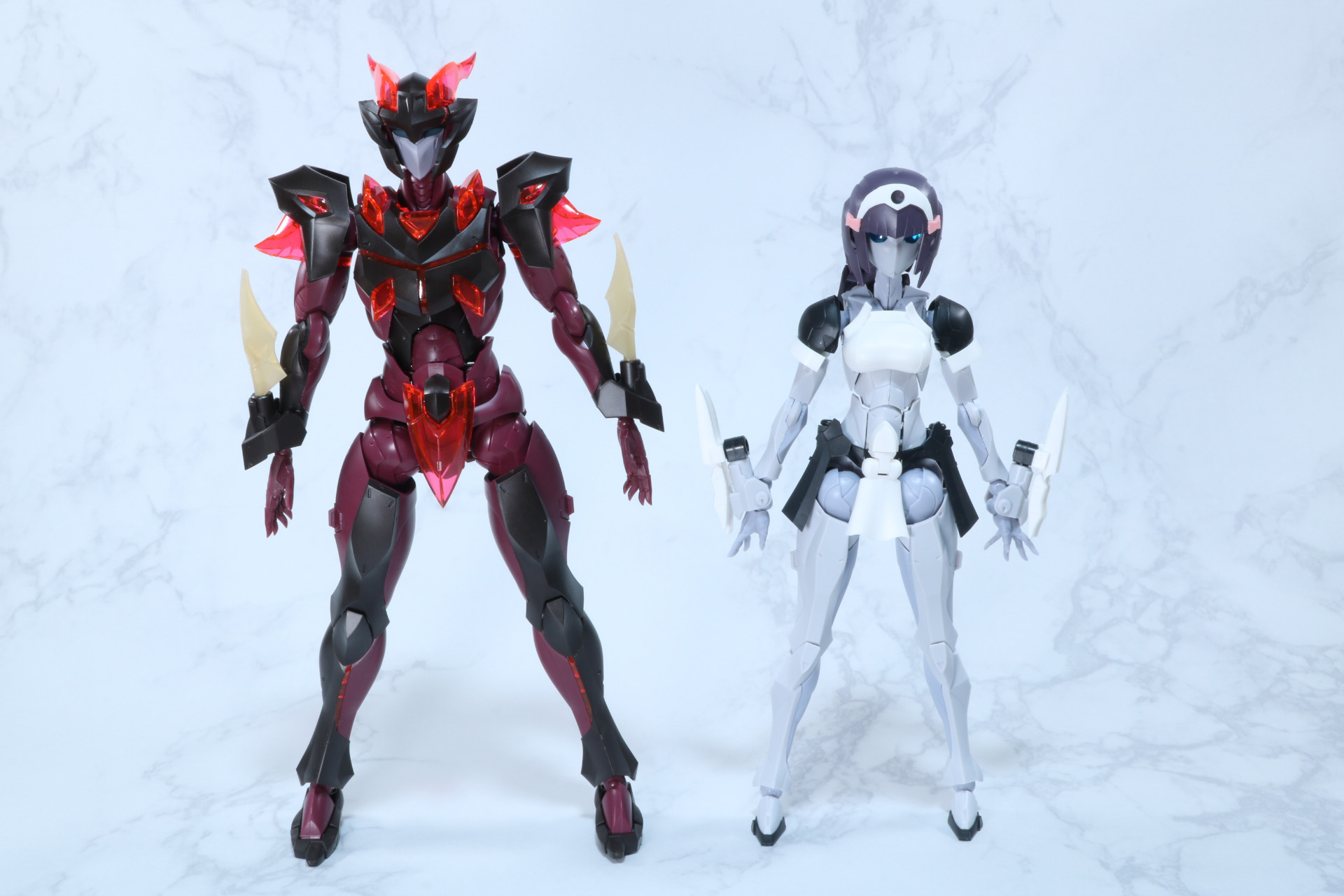 別売りの「ノーヴィス」と比較。「ノーヴィス」の頭が「メフィスト」の肩あたりに位置する身長差や体格の違いがよくわかる